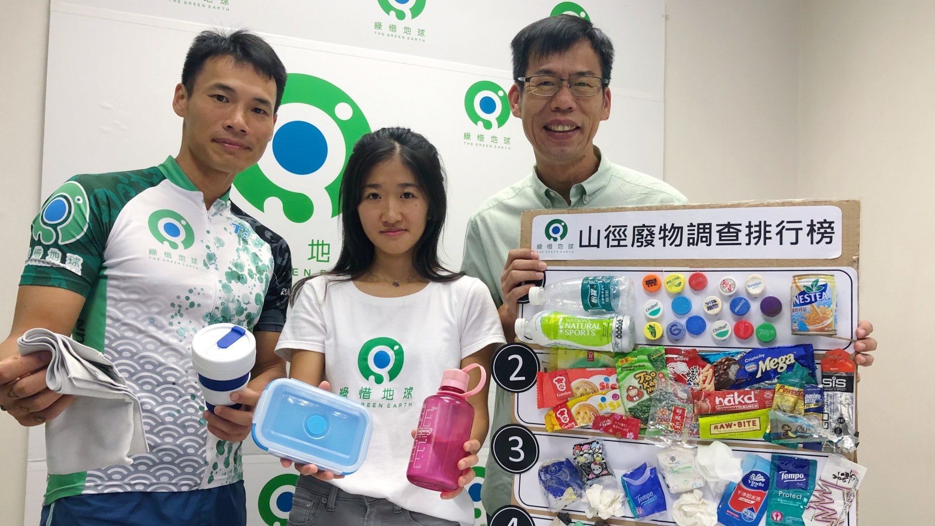 郊野遠足徑廢棄飲品容器佔三成半 有簡體字煙盒 紙巾攝樹椏 郊野遠足徑廢棄飲品容器佔三成半 有簡體字煙盒 紙巾攝樹椏