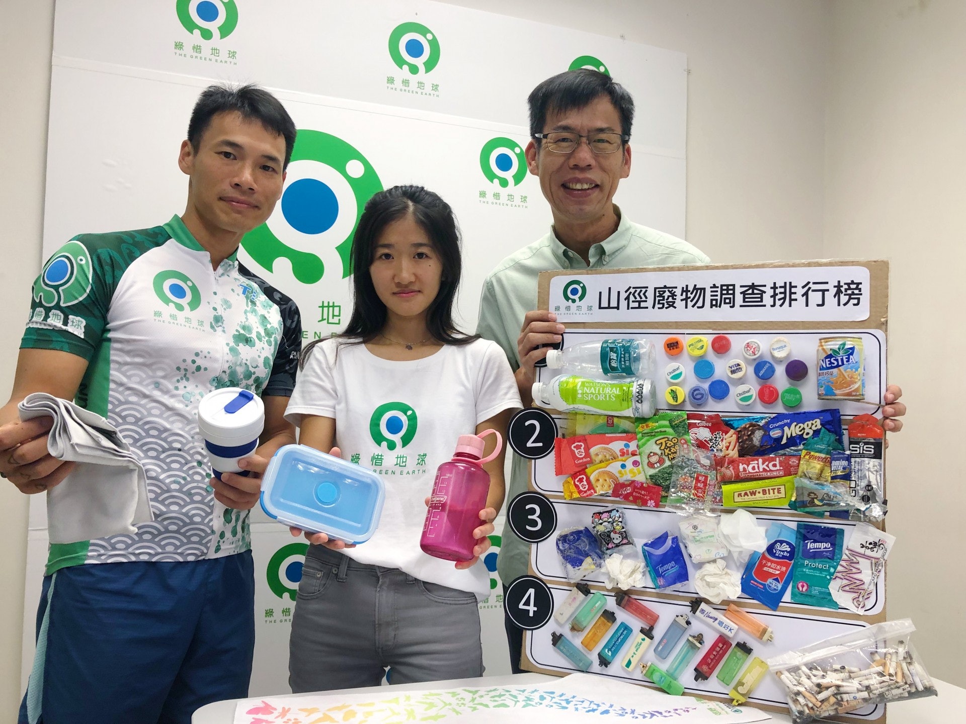 綠惜地球早前就旅發局推介的12條山徑進行廢物統計,發現不少飲品容器、食物包裝、紙巾及香煙。(勞敏儀攝) 綠惜地球早前就旅發局推介的12條山徑進行廢物統計,發現不少飲品容器、食物包裝、紙巾及香煙。(勞敏儀攝)