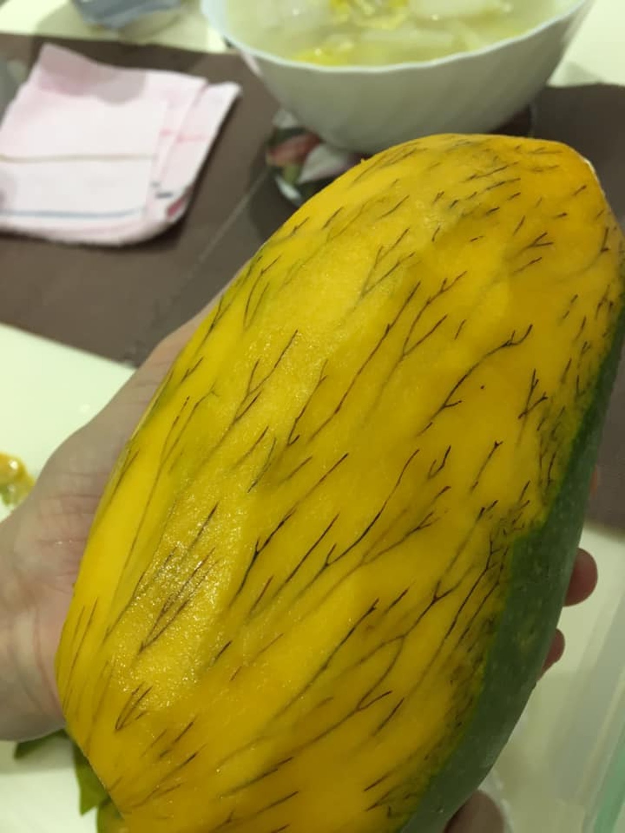 該名女網民貼出圖片,可見原本應該是橘黃色的果肉中,佈滿了一條一條的黑絲。(「今晚煮乜餸?」fb圖片) 該名女網民貼出圖片,可見原本應該是橘黃色的果肉中,佈滿了一條一條的黑絲。(「今晚煮乜餸?」fb圖片)