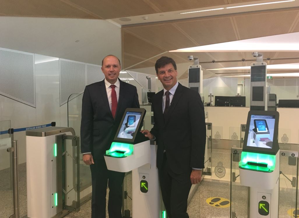 澳洲在2007年引入電子過關系統SmartGate，旨在節省人力、時間和開支。（Twitter @AngusTaylorMP）