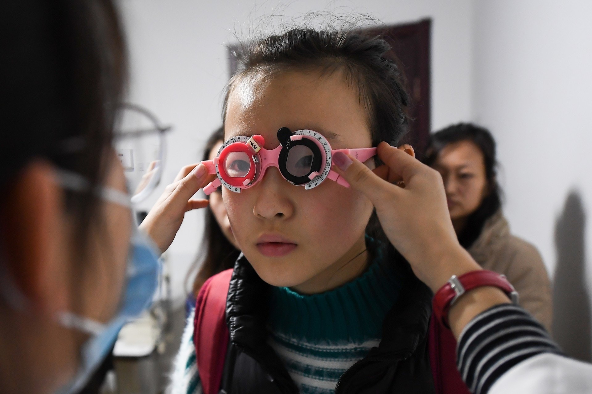 內地逾半兒童青少年近視　73%學生每日睡眠時間不達標