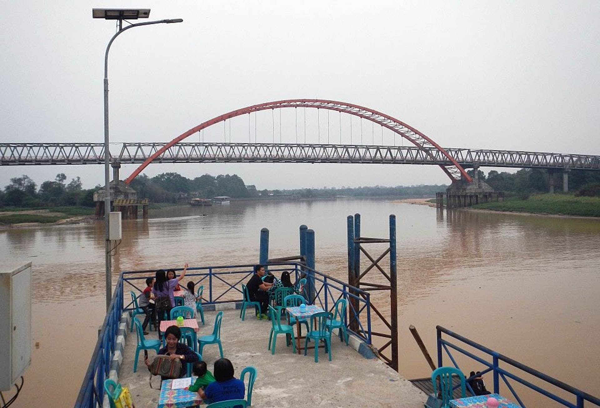 印尼政府2017年傳出計劃啟動遷都計劃,選址或是加里曼丹島中部城市帕朗卡拉亞(Palangkaraya)。有環境計劃專家指,雅加達政府一定要將其他選址列入考慮範圍,因為帕朗卡拉亞位處內陸,沒有海路可達。圖為2015年10月29日,顧客在卡哈揚河旁一間餐廳吃晚飯。(Getty Images) 印尼政府2017年傳出計劃啟動遷都計劃,選址或是加里曼丹島中部城市帕朗卡拉亞(Palangkaraya)。有環境計劃專家指,雅加達政府一定要將其他選址列入考慮範圍,因為帕朗卡拉亞位處內陸,沒有海路可達。圖為2015年10月29日,顧客在卡哈揚河旁一間餐廳吃晚飯。(Getty Images)