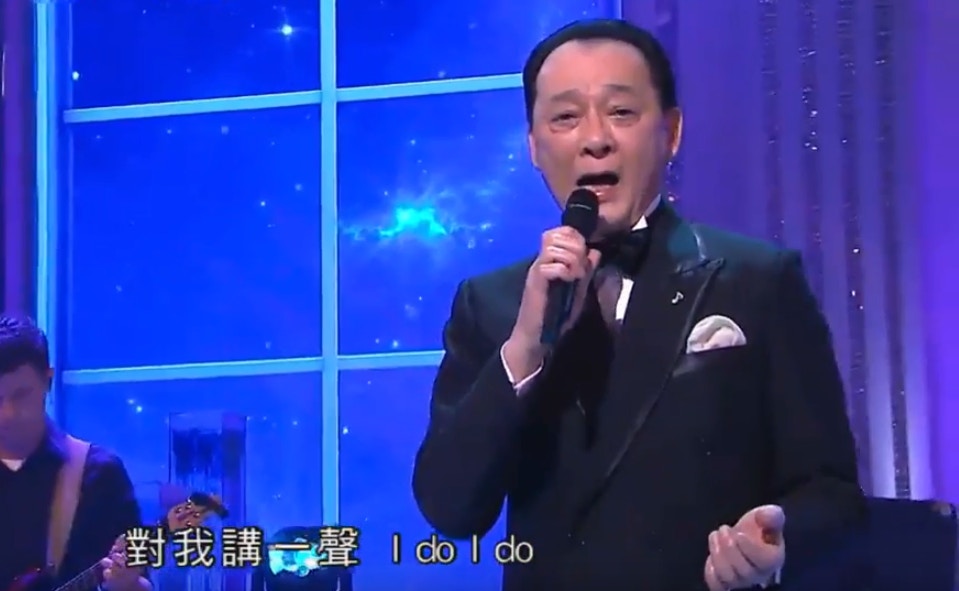 資深大律師王正宇饒富音樂才華，是張國榮的名曲《為你鍾情》作曲者，他過去曾在慈善節目中開金口演唱自己的作品。（無綫電視畫面截圖）