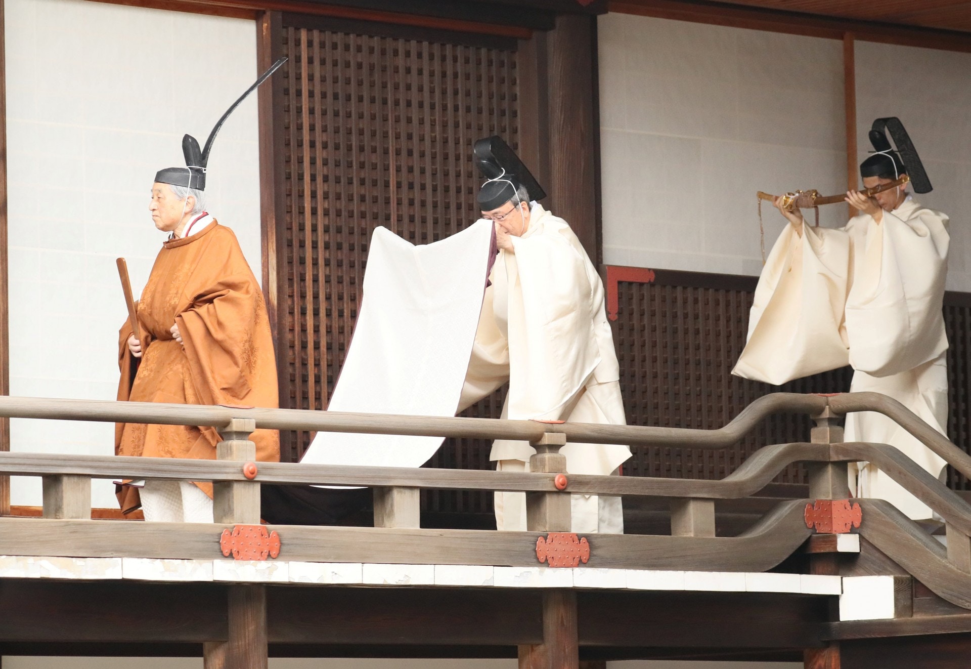 明仁退位：明仁天皇身穿皇袍，進行宮內的「退位之禮」。連串的儀式會一直舉行至傍晚，舉行正殿之儀後才結束。（路透社）