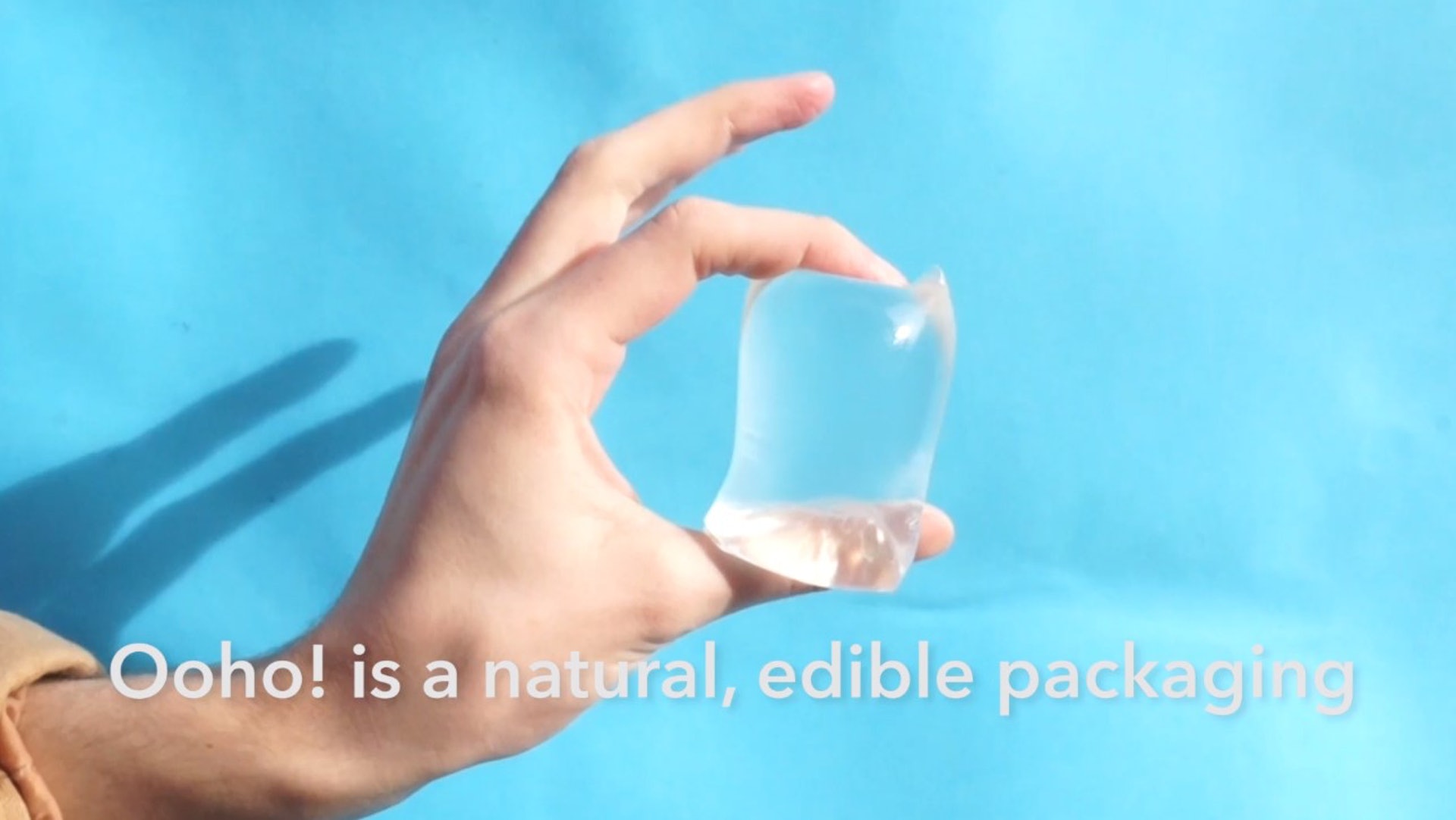 Ooho是法文,法文中O(eau)有水的含意,包裝用天然海藻製成,可被食用。(Notpla.com影片截圖)