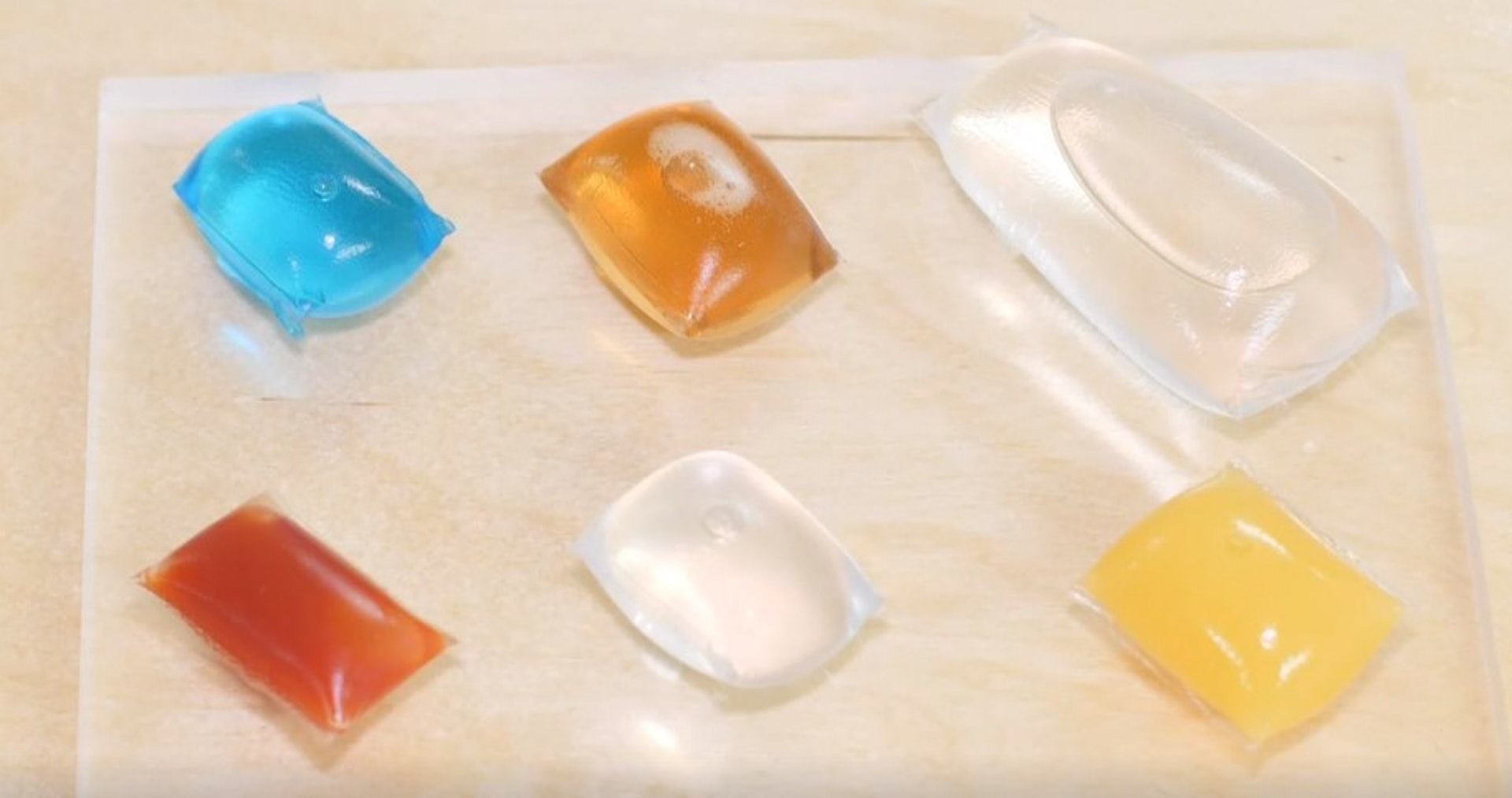 即使沒有吃掉水球膠囊的外層,包裝也會在4至6周內完全被生物分解,抑止塑膠容器危害海洋環境。(Notpla.com影片截圖)