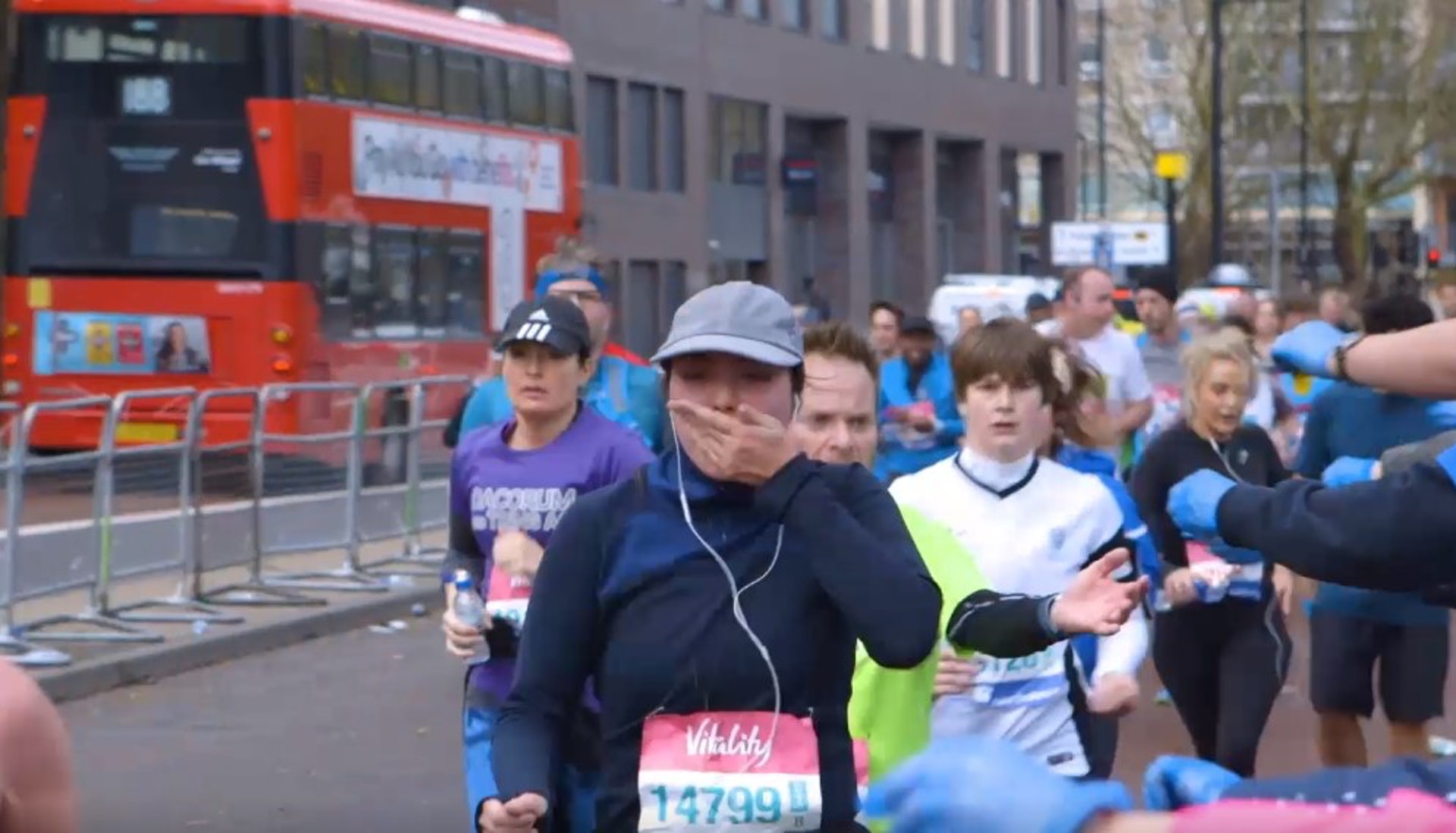 水球膠囊的物料以海藻萃取物做成裝水的容器,喝水時可將容器一併放入口,咬破水球膠囊後,所有物料可吞下肚。(Notpla.com影片截圖)