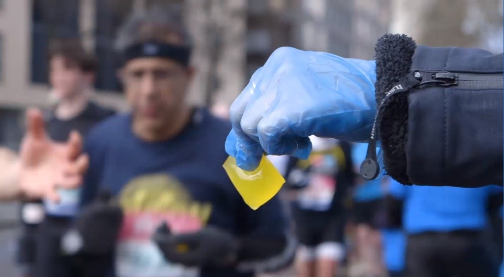 2019年4月28日倫敦馬拉松比賽，大會向跑手派發水球膠囊，代替膠樽水。（Notpla.com影片截圖）