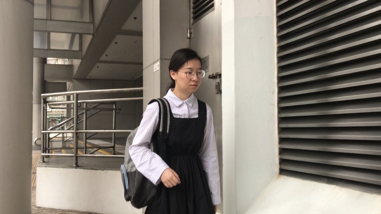 被告趙浦伊稱想回內地考試，裁判官終取消不許離境條款。（林樂兒攝）