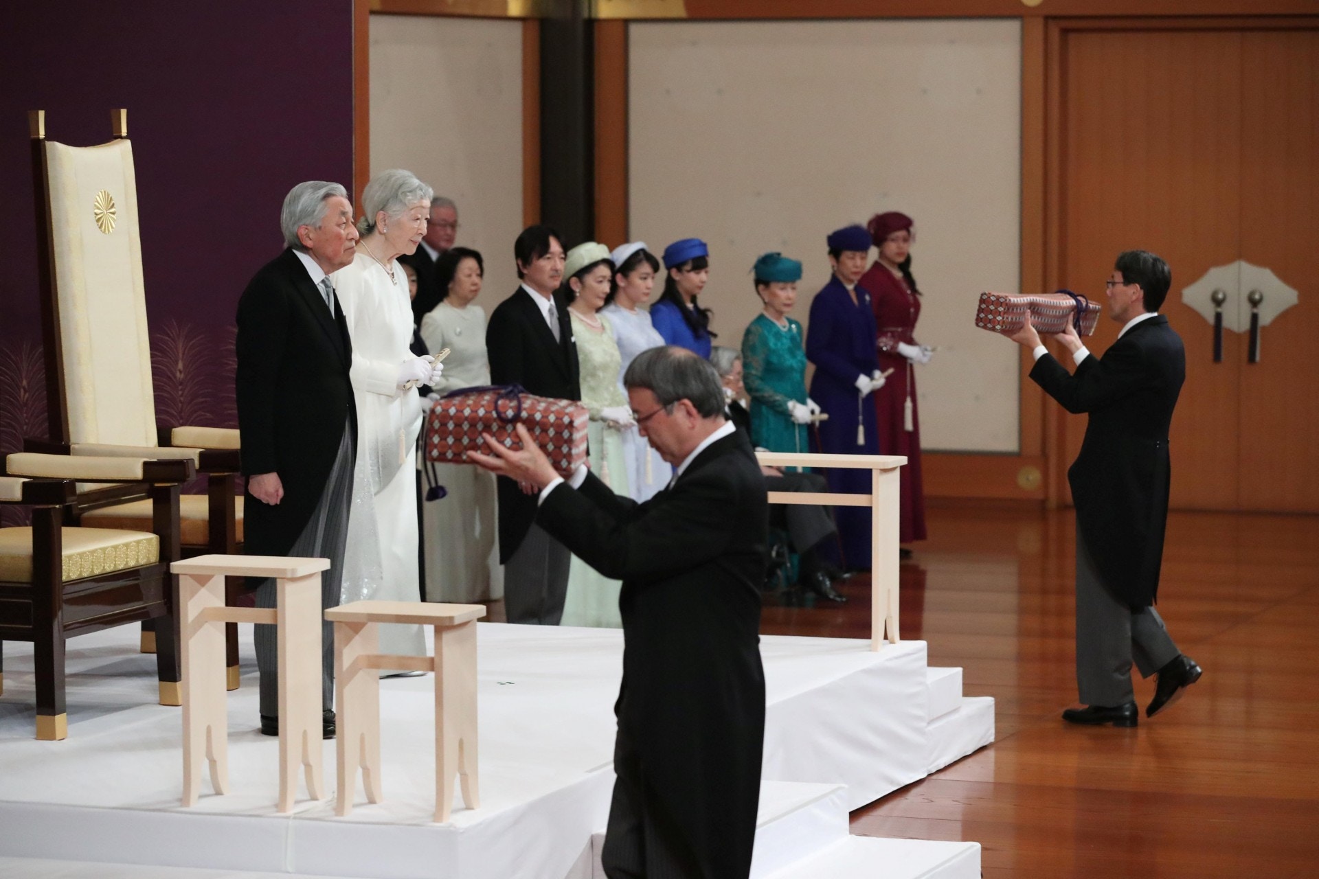 德仁繼位：2019年4月30日，明仁天皇的退位儀式上，職員手捧「三神器」當中的兩件神器。（路透社）