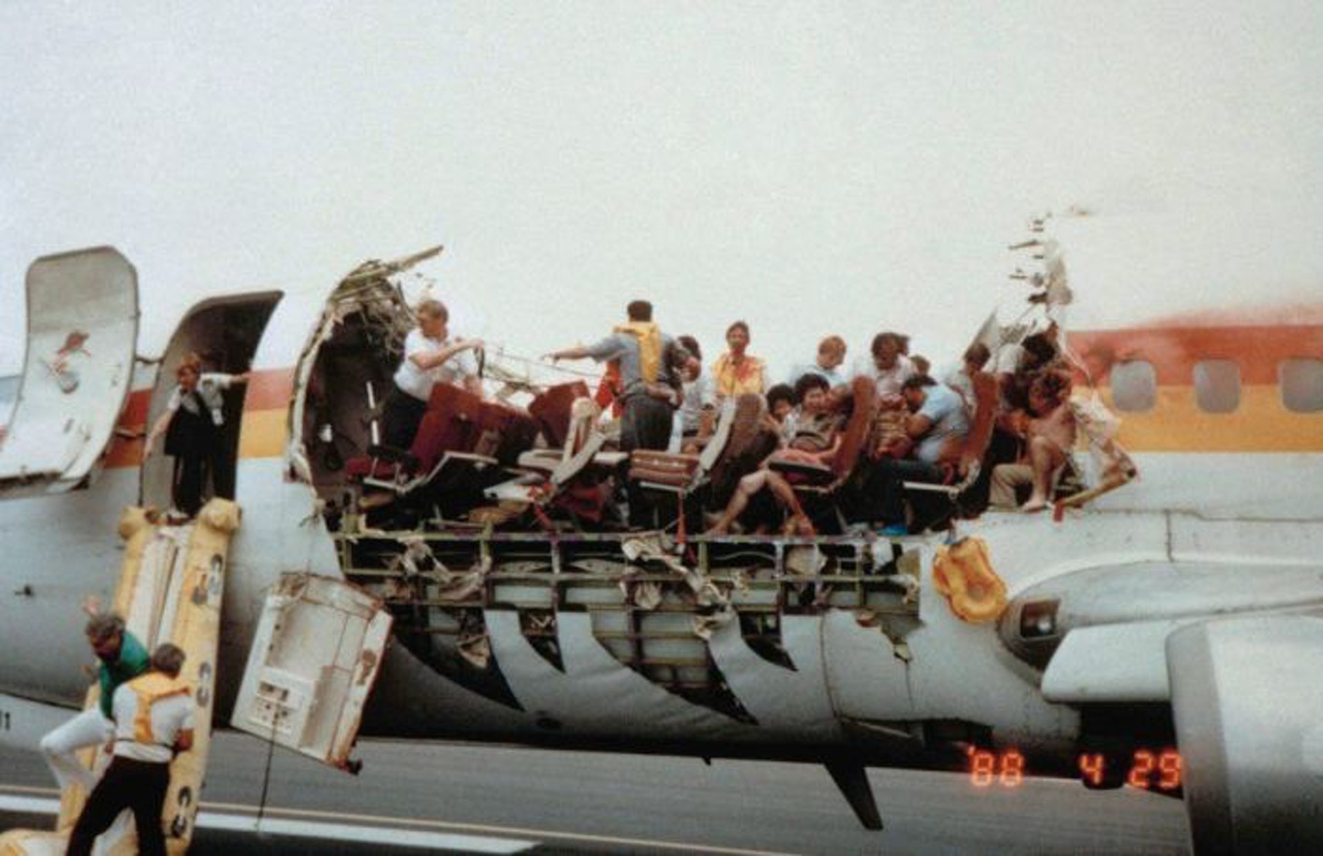 夏威夷航空243航班大片客機頂甩落,事故中僅一人死亡。(資料圖片) 夏威夷航空243航班大片客機頂甩落,事故中僅一人死亡。(資料圖片)