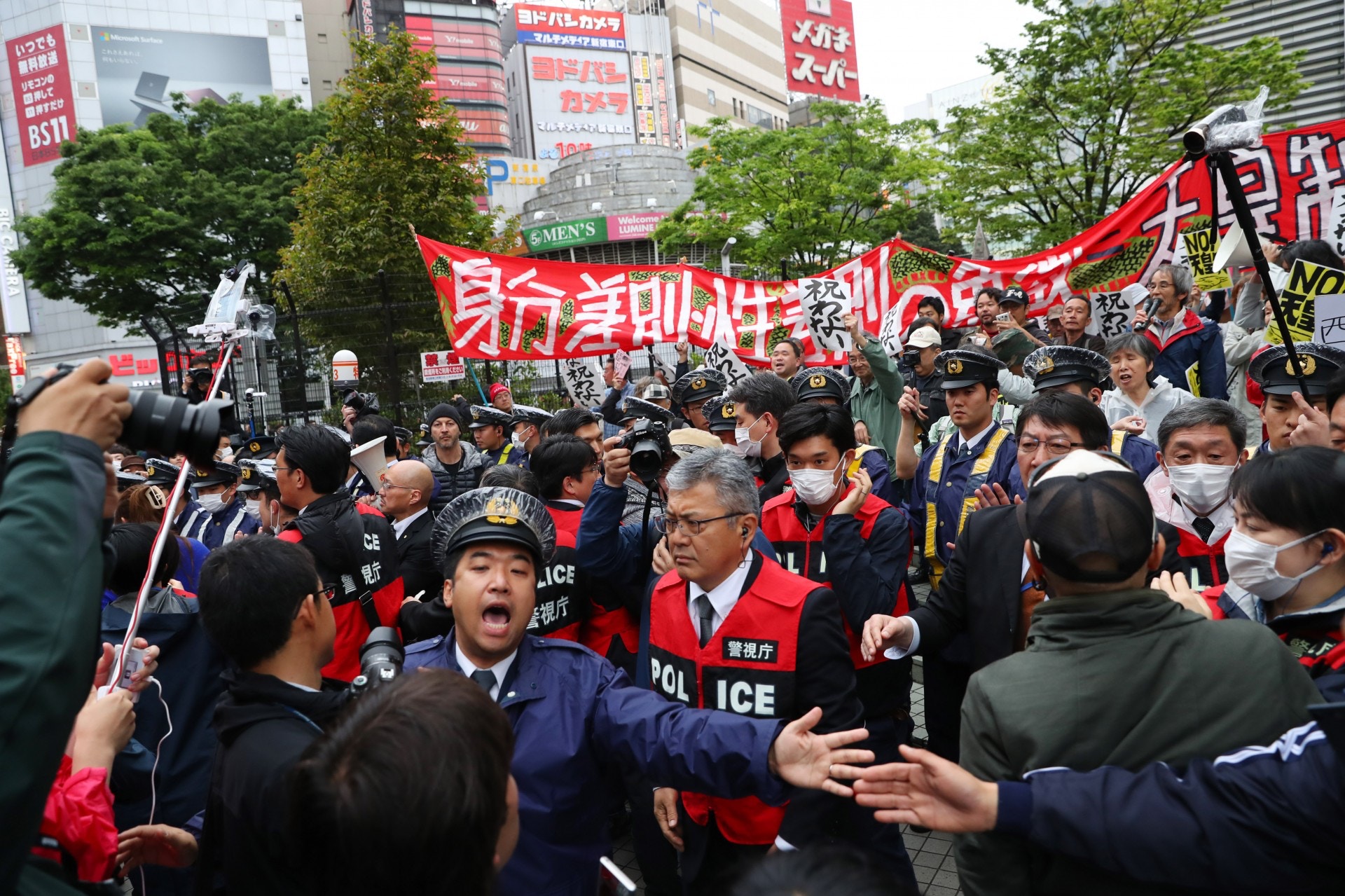德仁繼位：日本普天同慶新天皇繼位之際，當地也有「反天皇制」示威。（路透社）