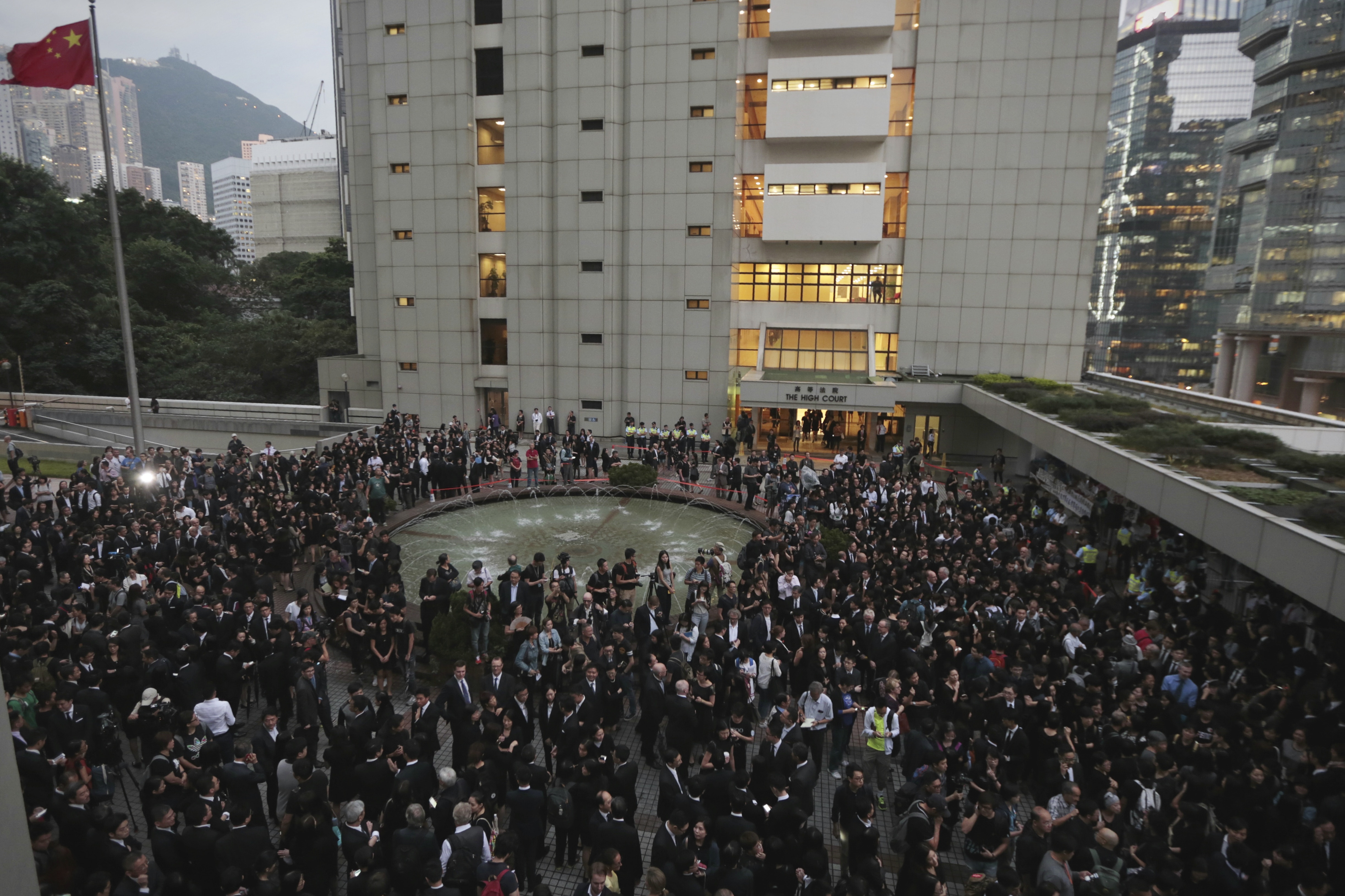 約3000多名法律界人士穿著黑衣，在微雨下靜默遊行。（李澤彤攝）
