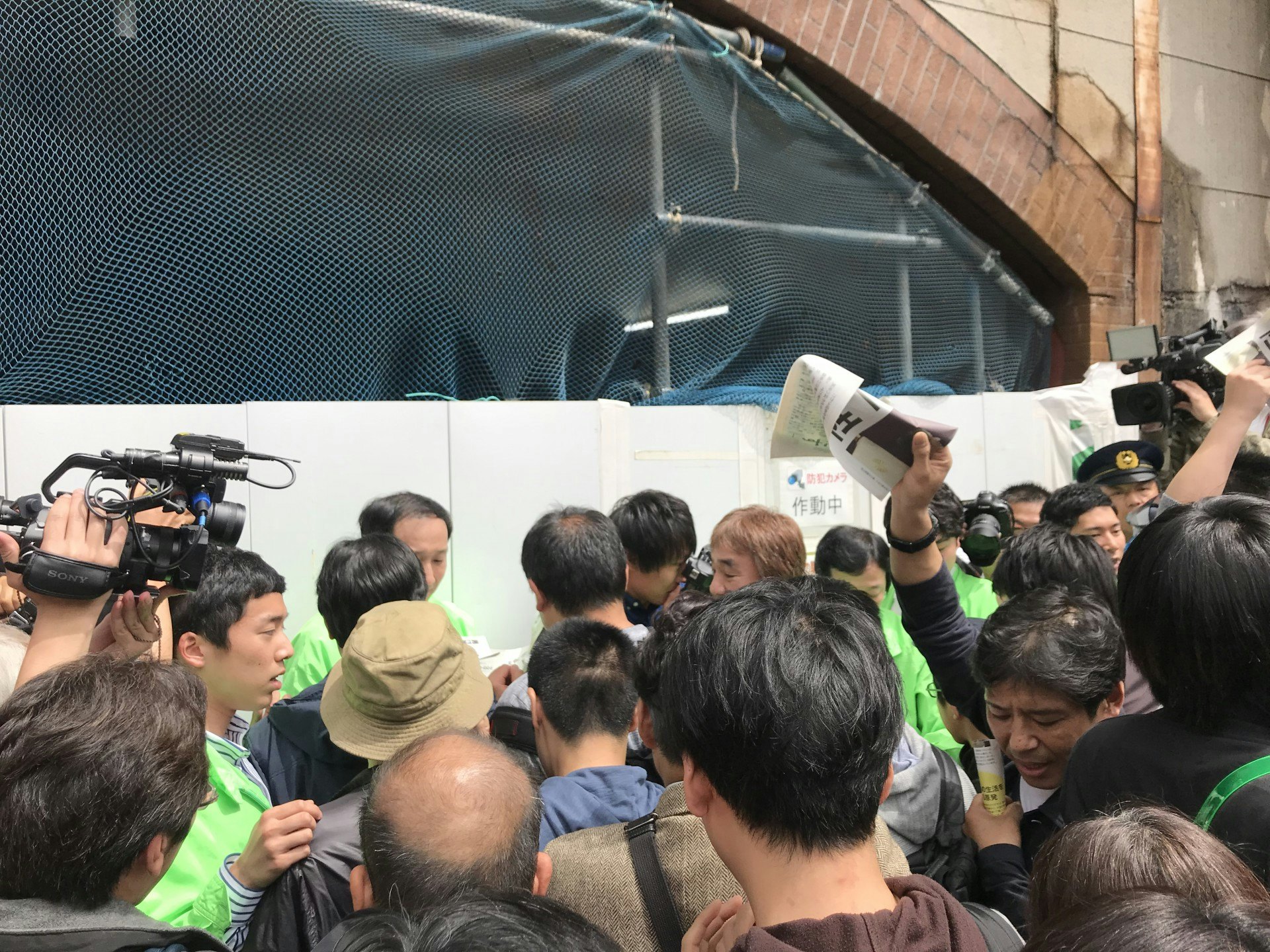 德仁天皇:新天皇德仁5月1日舉行繼任儀式不久,報社發放號外。民眾將發放號外的報社人員圍得水洩不通。(01記者張子傑攝)