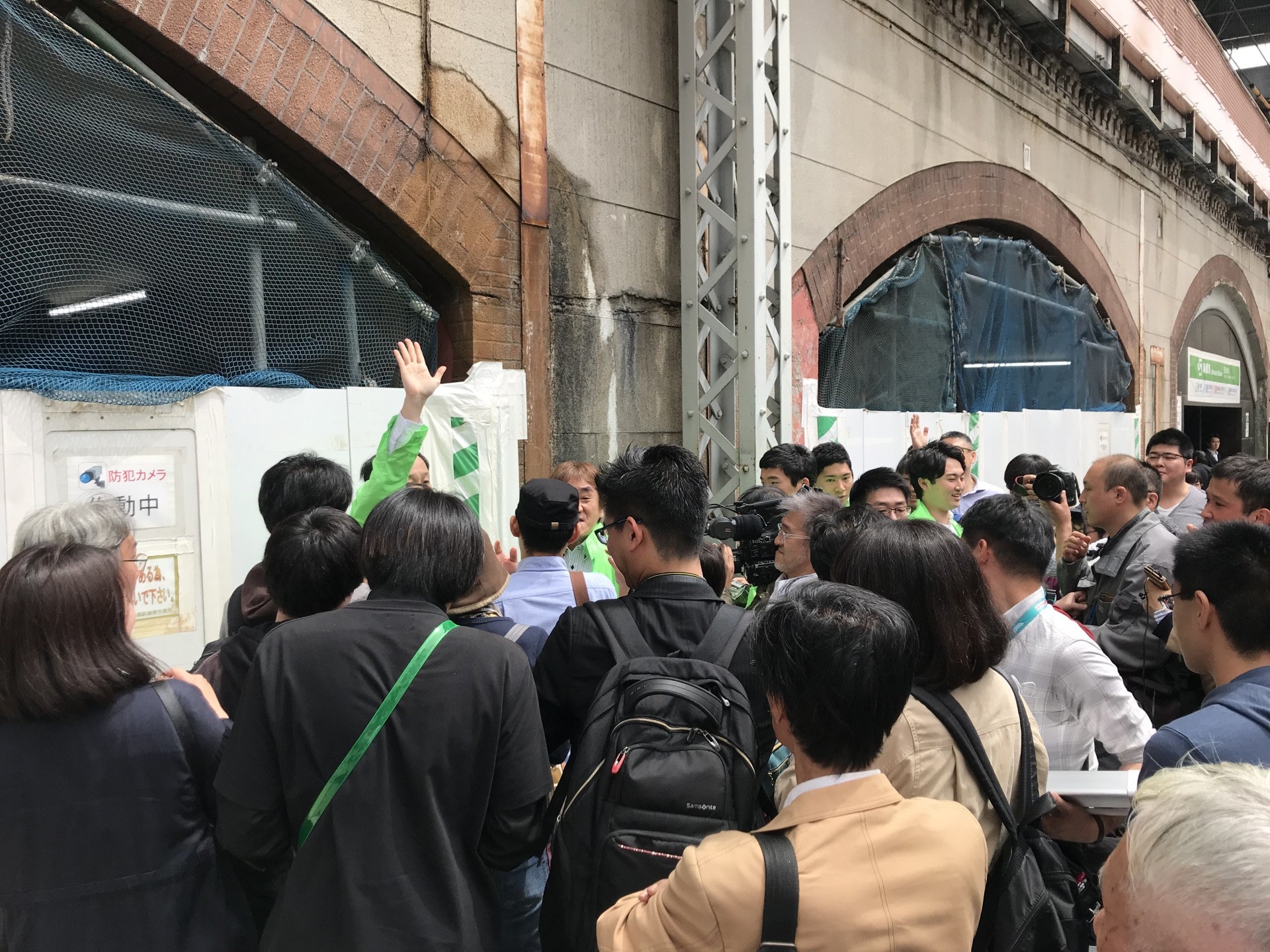 德仁天皇:新天皇德仁5月1日舉行繼任儀式不久,報社發放號外。民眾爭先恐後領取號外。(01記者張子傑攝)