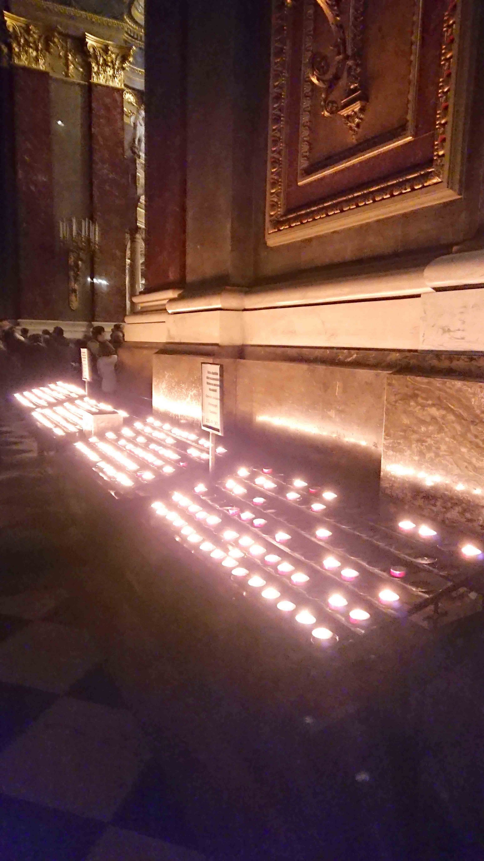 外牆下鋪了小燈泡,提醒遊人不要太靠近建築物。(作者提供)