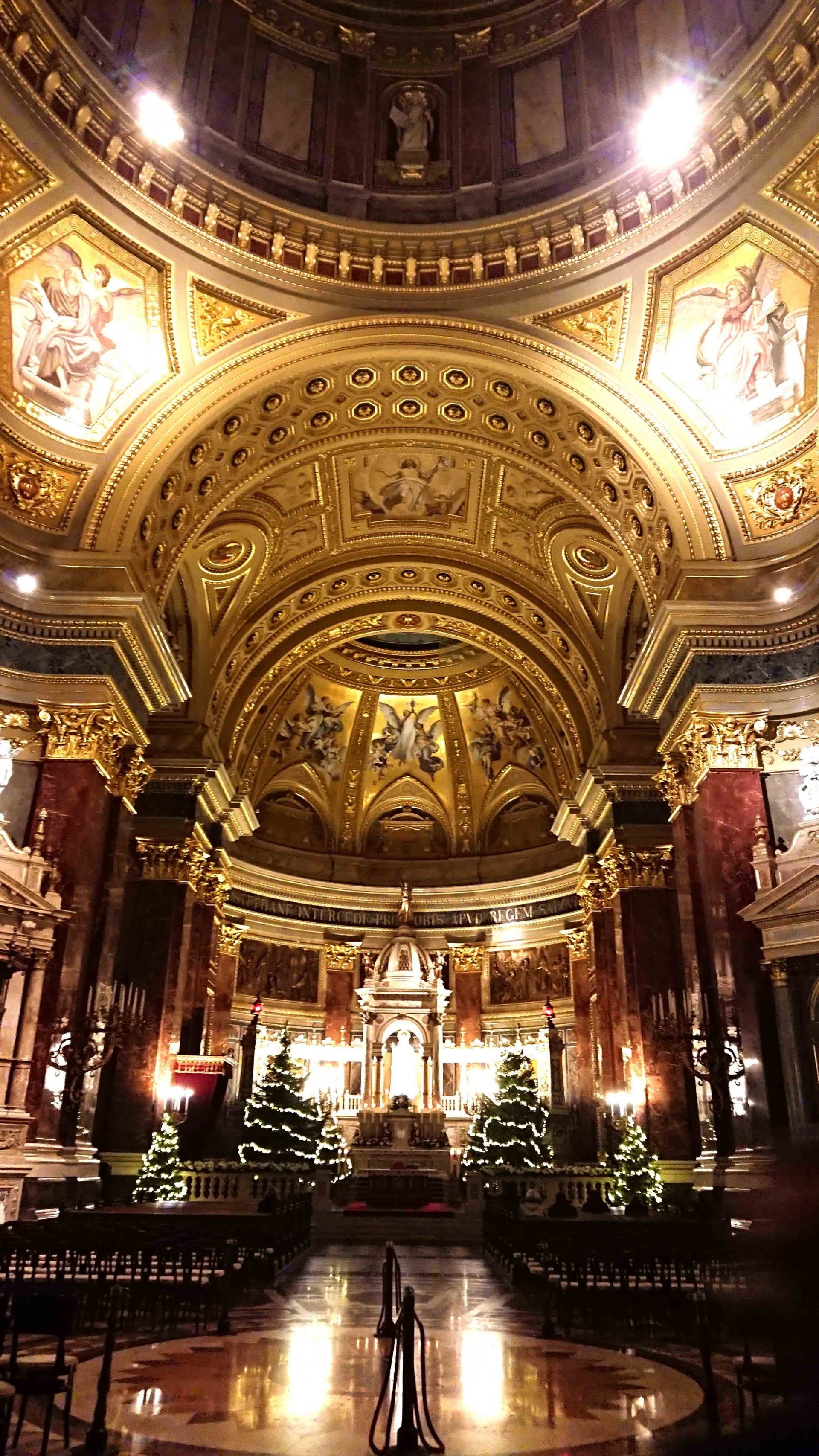 配以大理石及美不勝收的壁畫,令聖殿更莊嚴與神聖。(作者提供)