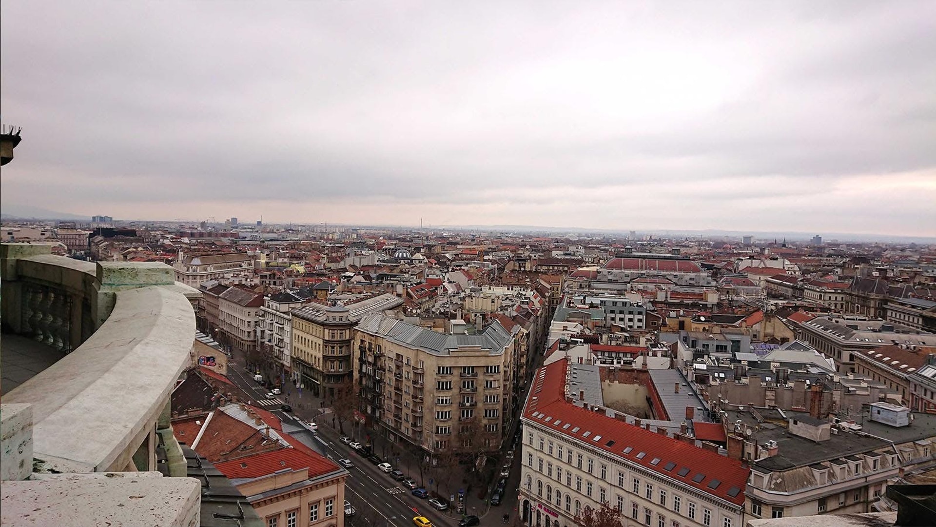 你可以搭乘電梯一路到頂,或是走364樓梯一步一步的登上去。(作者提供)