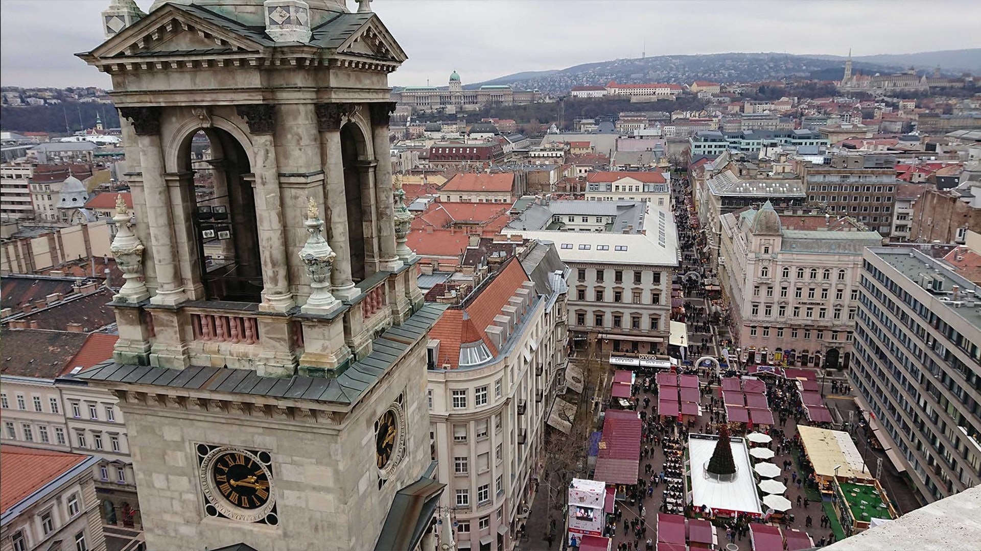 在聖伊什特萬聖殿門口買票就可以登頂眺望整個市景。(作者提供)