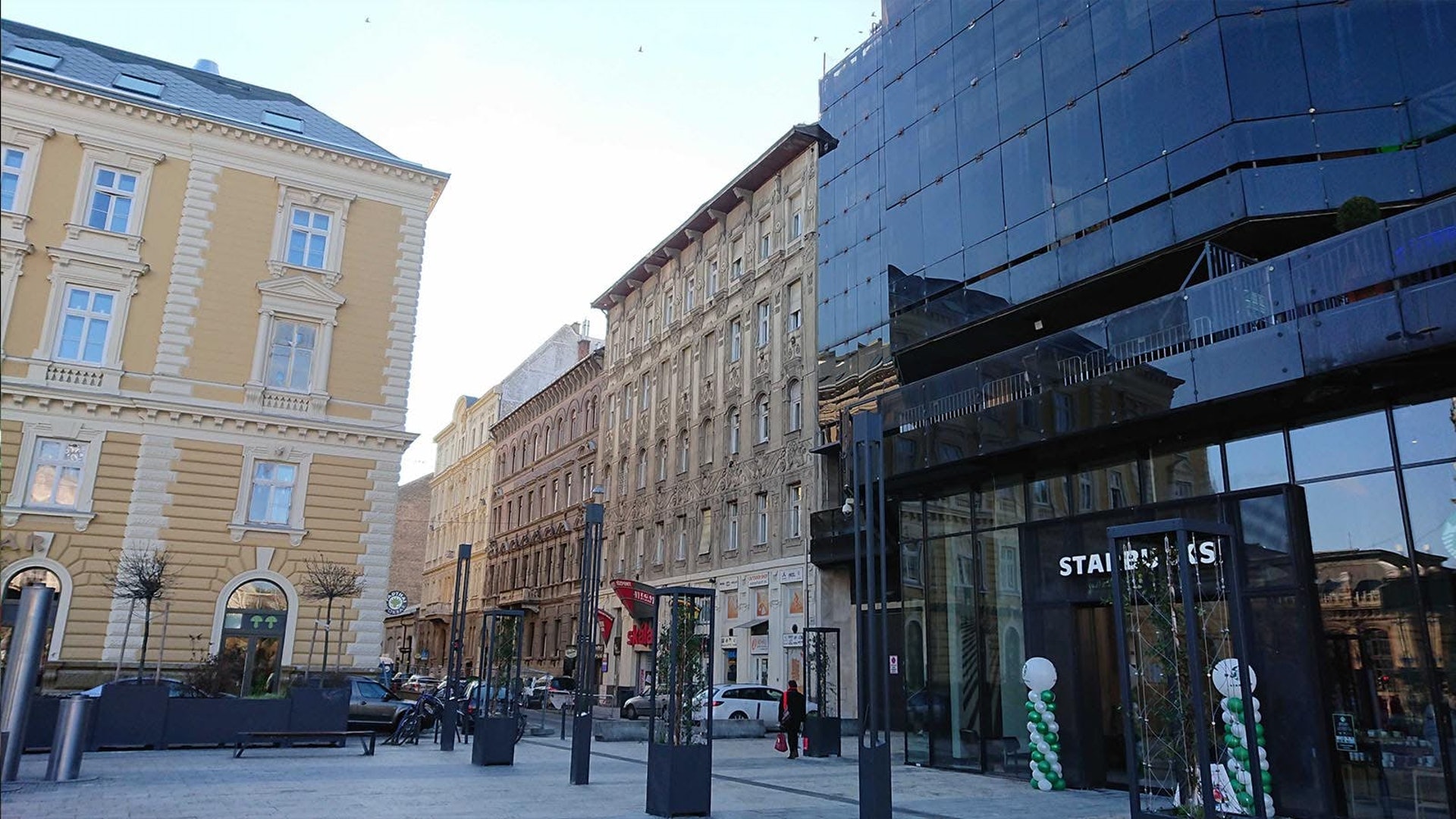 現在的布達佩斯西站附近都鋪滿商場及店舖。(作者提供)