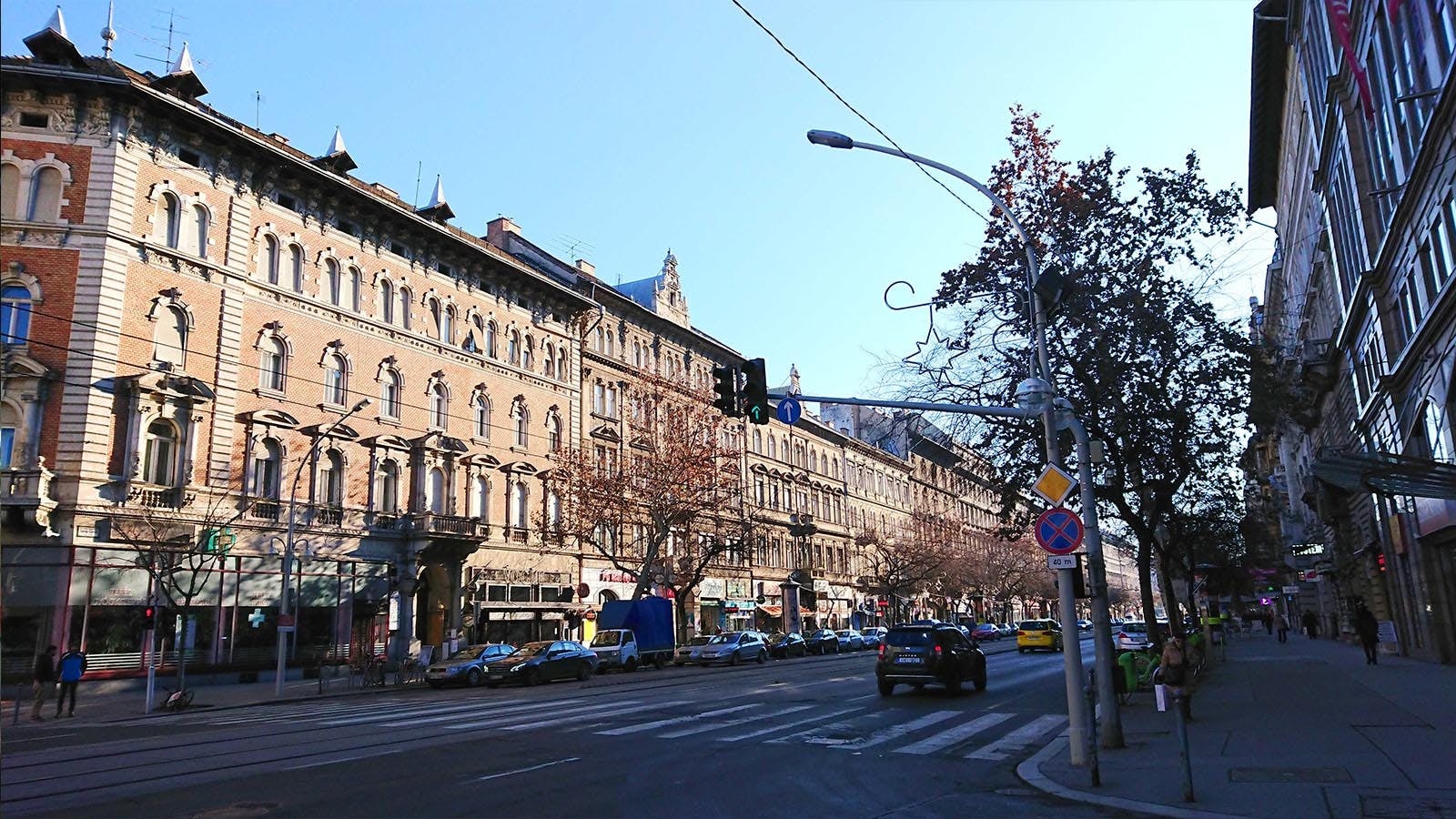 這條特雷西亞環路（Teréz körút），有多條公交線路。（作者提供）