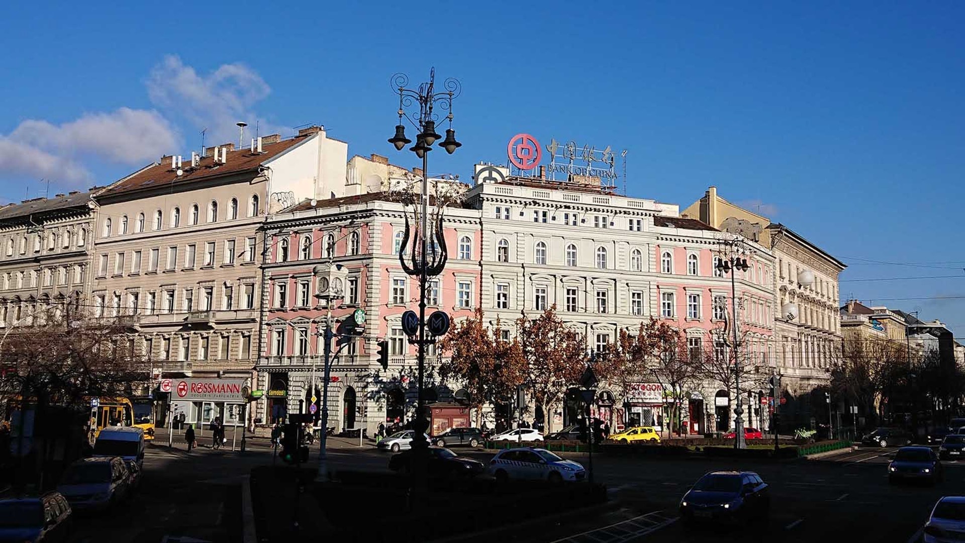 連Bank of China也是在特雷西亞環路(Teréz körút)上。 連Bank of China也是在特雷西亞環路(Teréz körút)上。