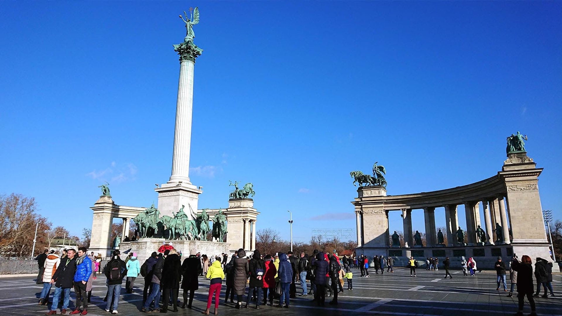 廣場周圍有2座重要建築:左側的美術博物館,和右側的藝術宮。(作者提供)