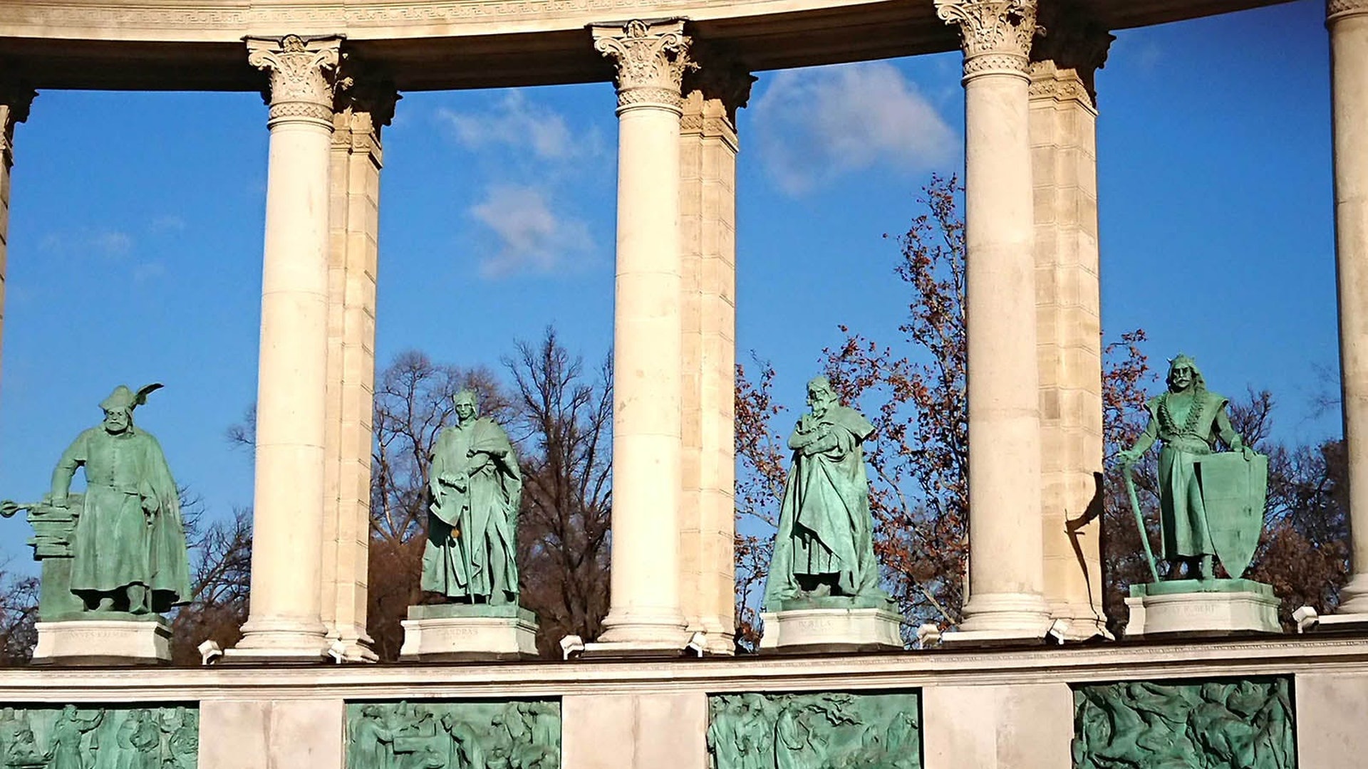 英雄廣場的中心,是該市的地標「千年紀念碑」。(作者提供)