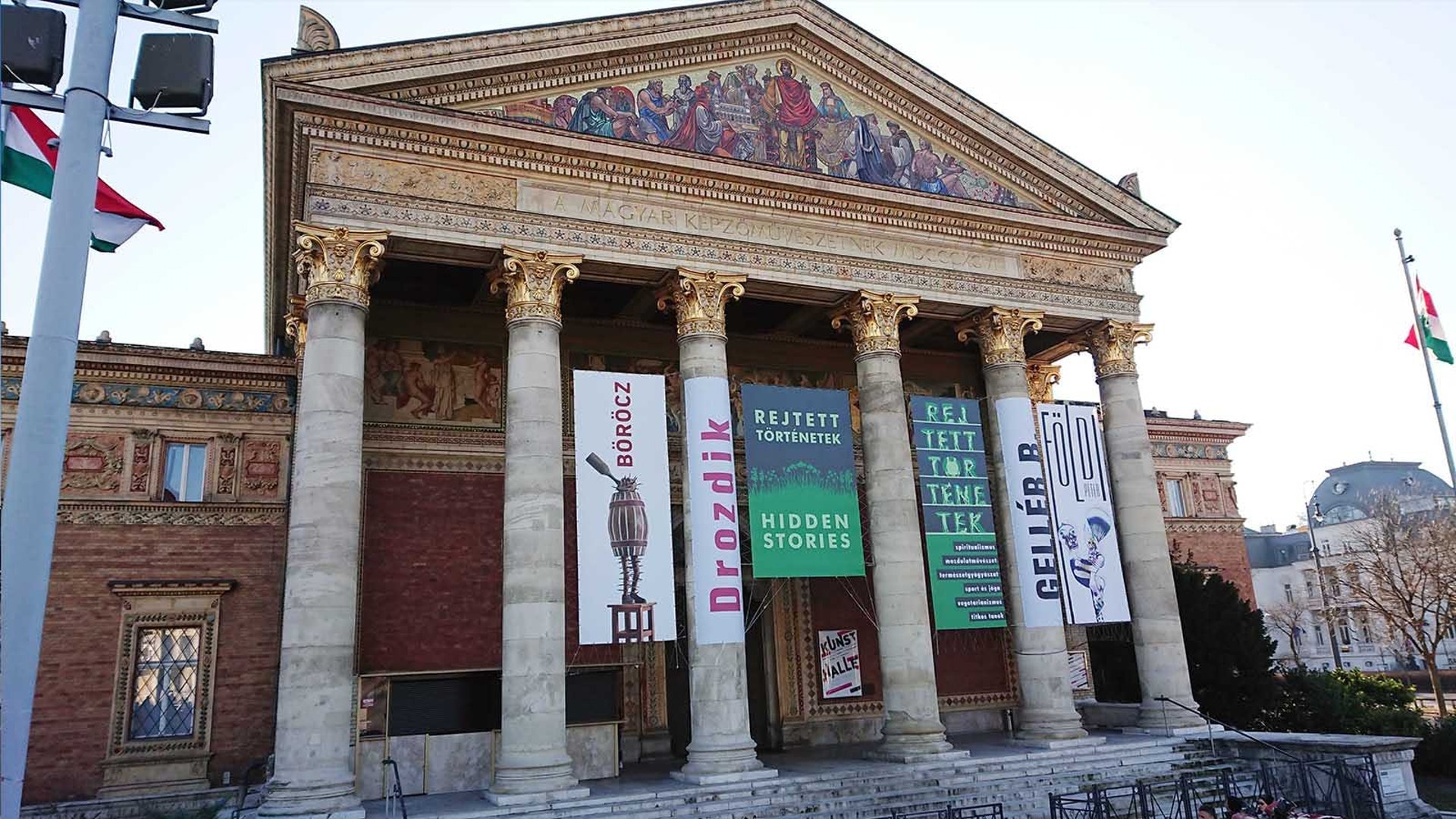 右側的當代藝術博物館(Kunsthalle Műcsarnok)。 右側的當代藝術博物館(Kunsthalle Műcsarnok)。