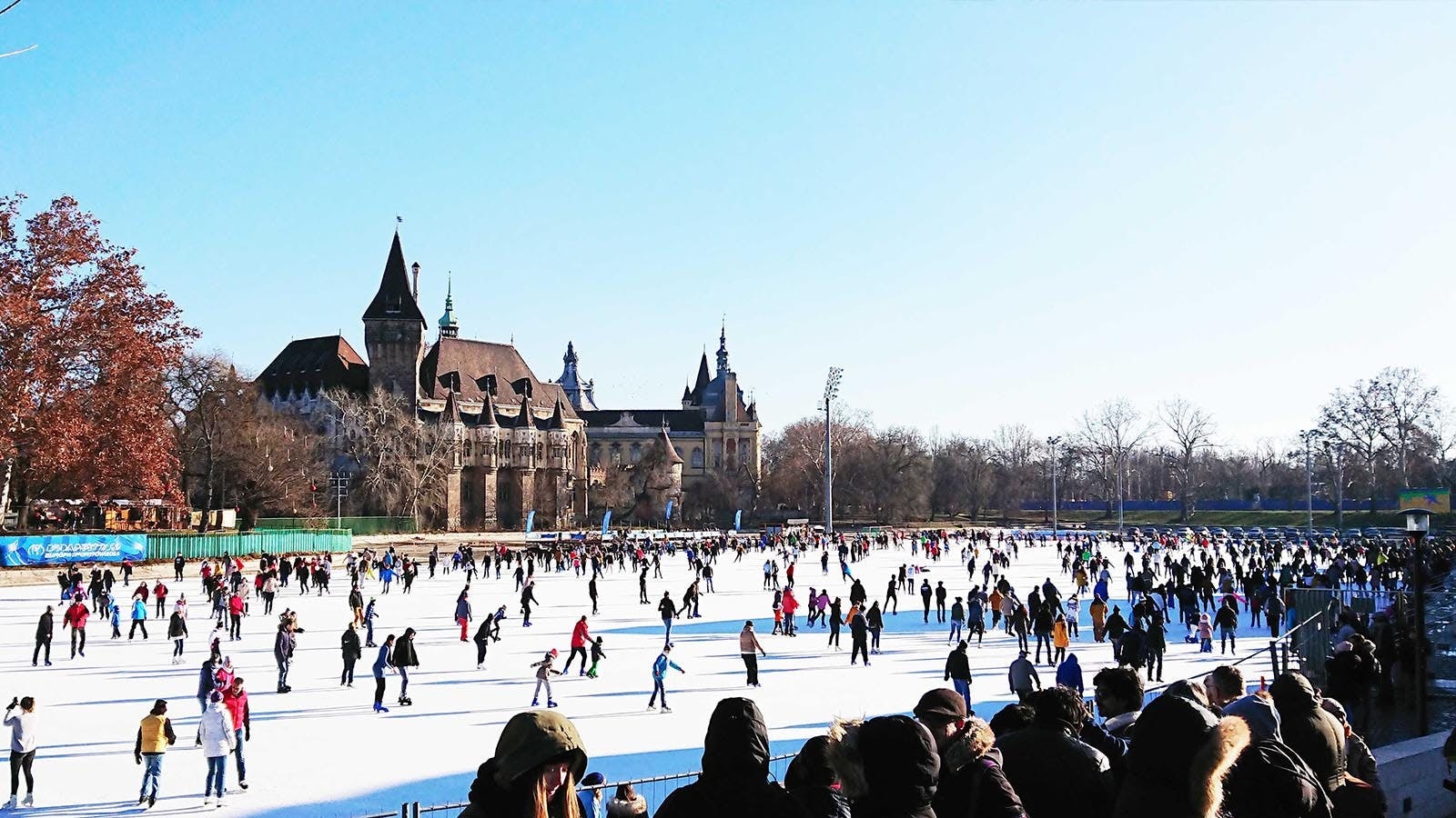 在冬天時份,人工湖都變成大型溜冰場。(作者提供) 在冬天時份,人工湖都變成大型溜冰場。(作者提供)