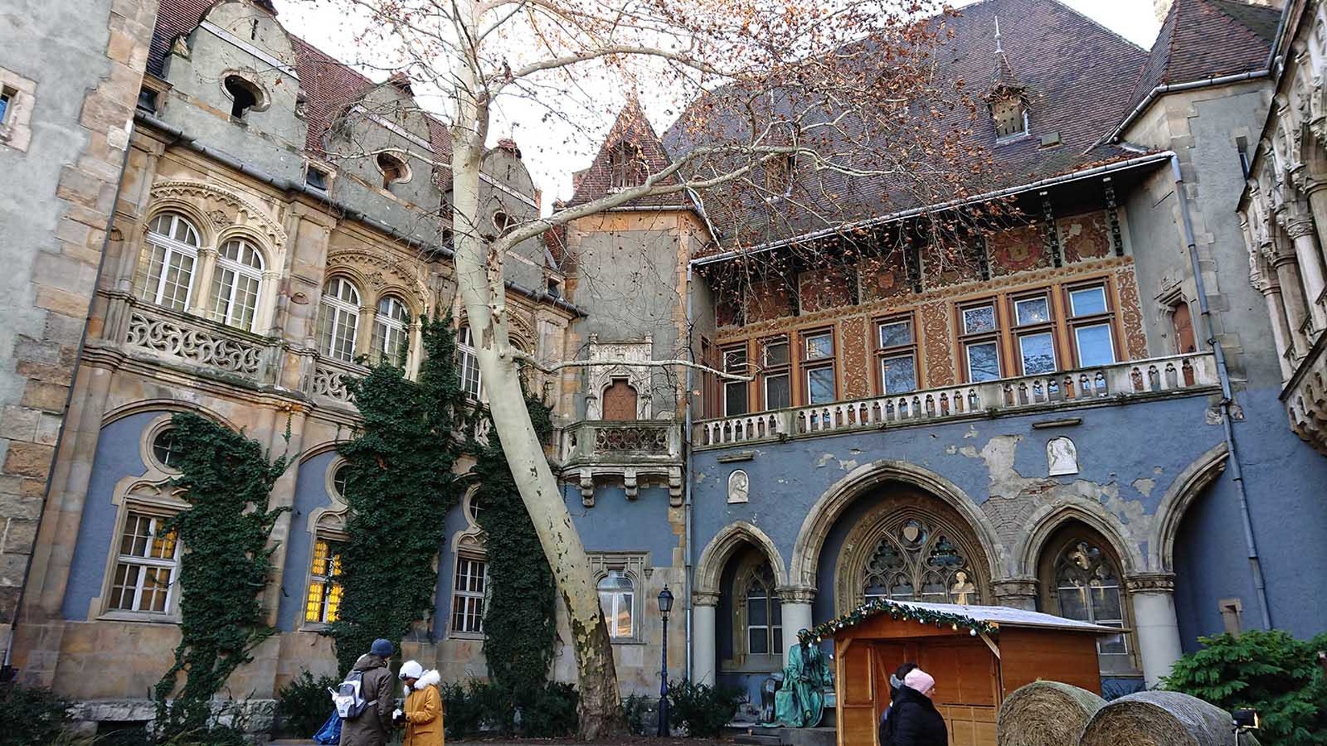 當走近沃伊達奇城堡,它的外形是不是很像迪士尼卡通裏的城堡?(作者提供)