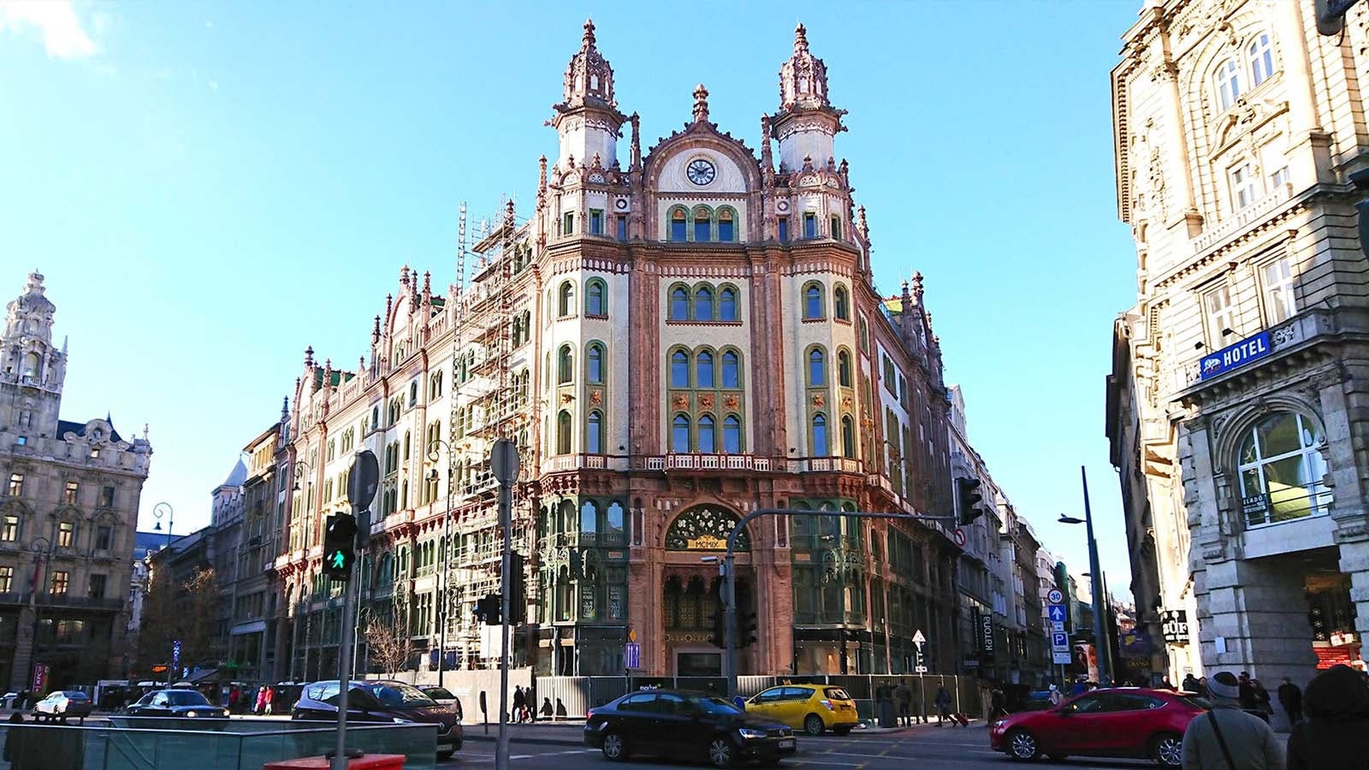 Párisi Udvar是一家很華麗的大廈,座落於地下鐵的Ferenciek Tere站出口。(作者提供) Párisi Udvar是一家很華麗的大廈,座落於地下鐵的Ferenciek Tere站出口。(作者提供)