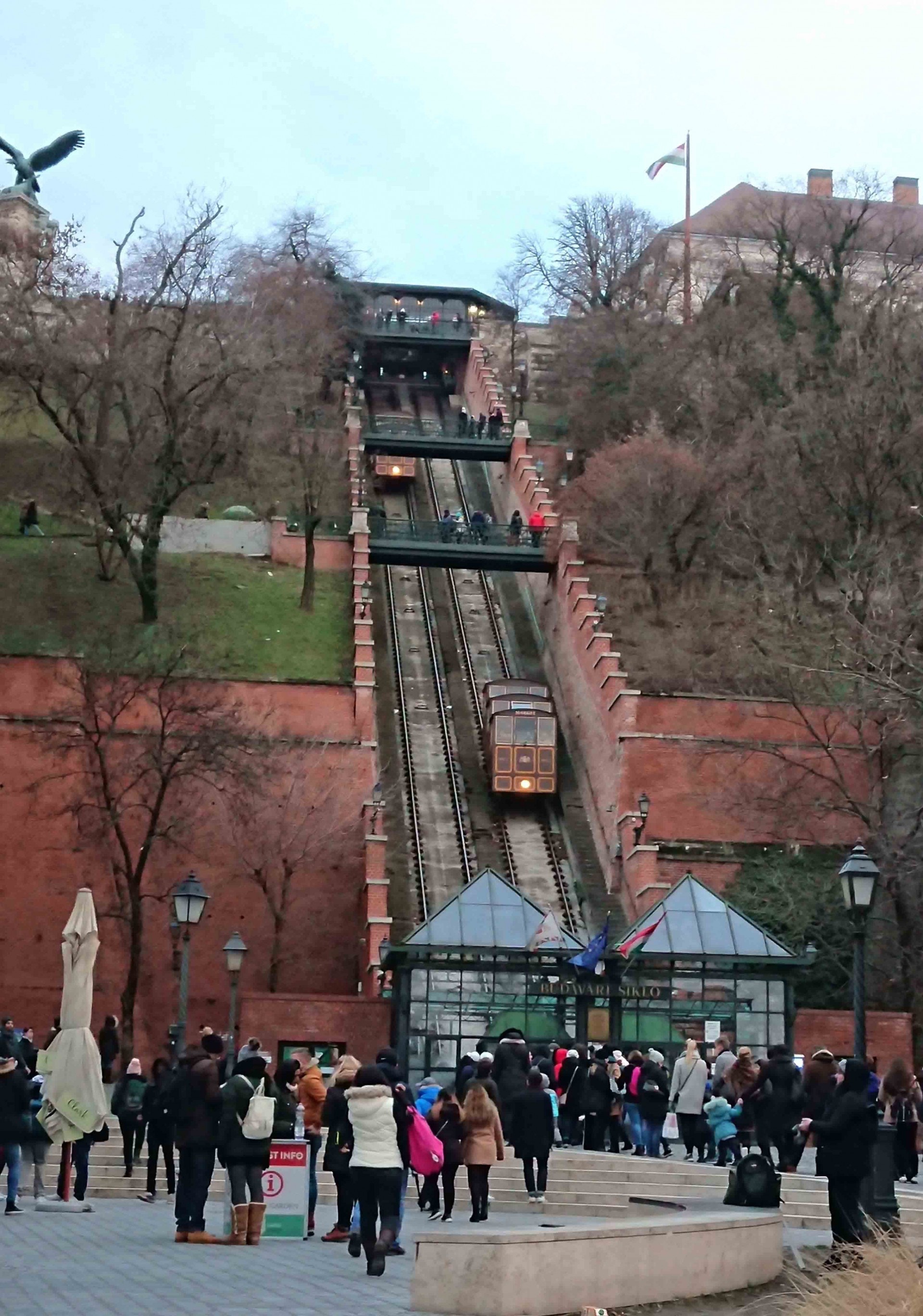 ​來到布達（Buda），必見布達城堡Budai Vár前的小纜車，就似香港的山頂纜車。（作者提供）