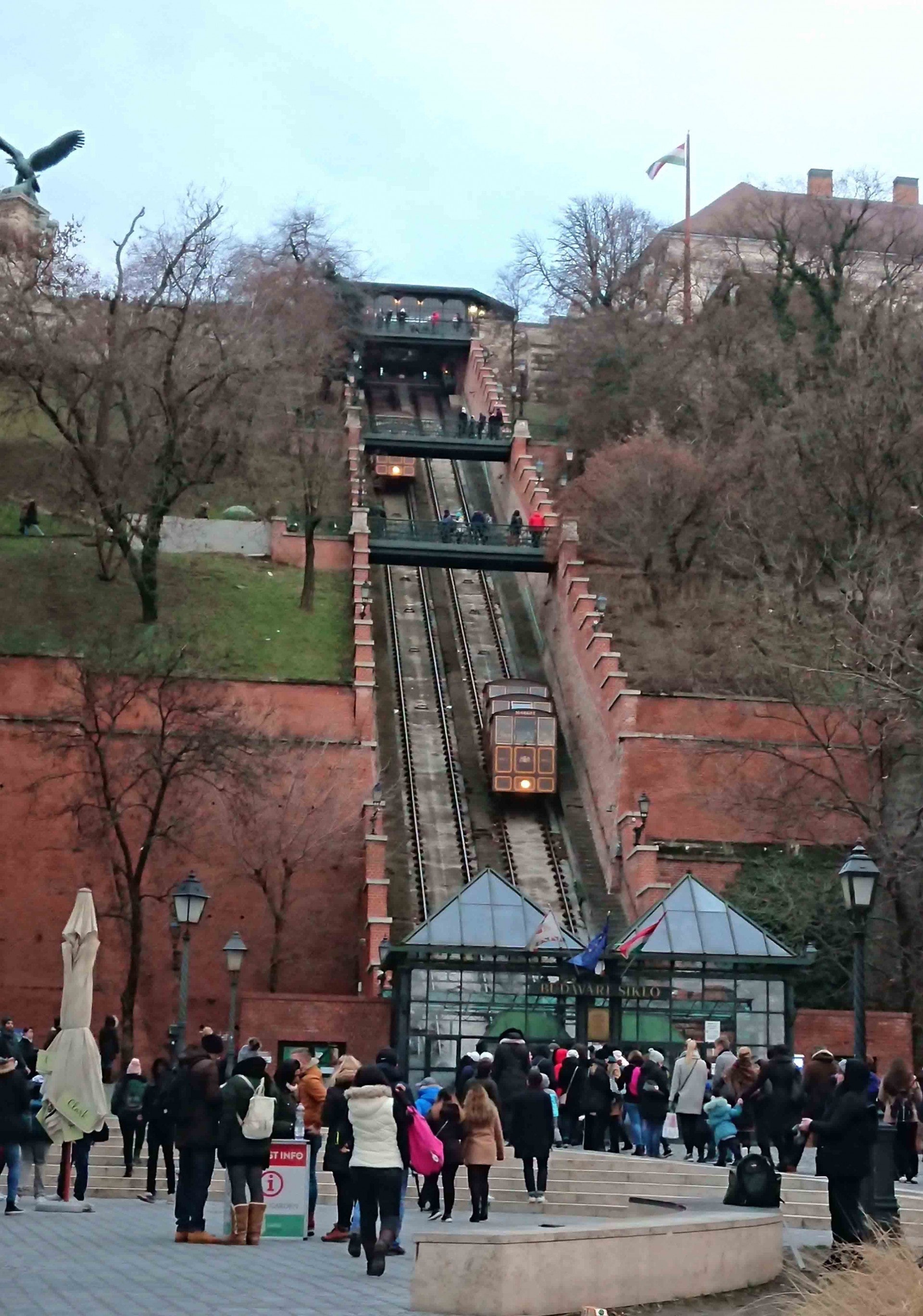來到布達(Buda),必見布達城堡Budai Vár前的小纜車,就似香港的山頂纜車。(作者提供) 來到布達(Buda),必見布達城堡Budai Vár前的小纜車,就似香港的山頂纜車。(作者提供)