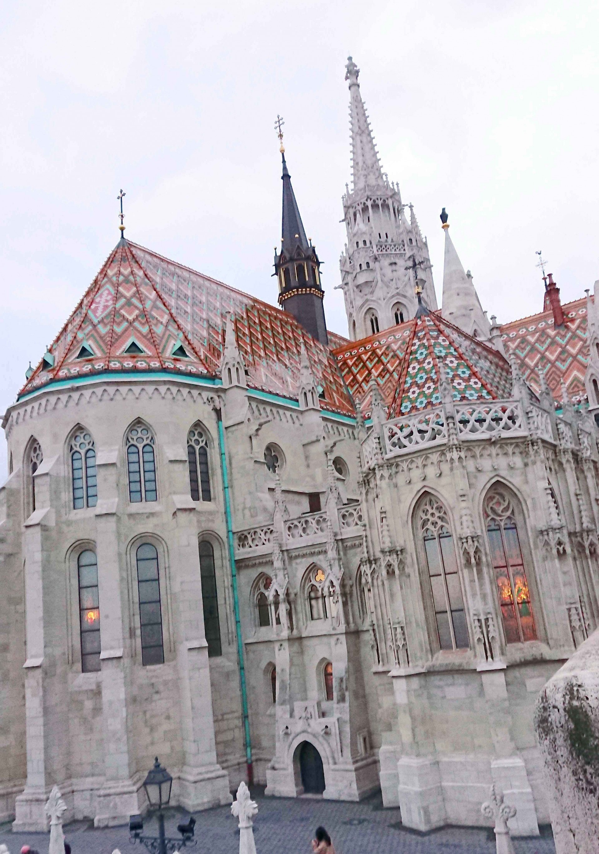 從布達城堡Budai Vár程隔壁走大約20分鐘,就來到超美的漁人堡(Halászbástya)。(作者提供)