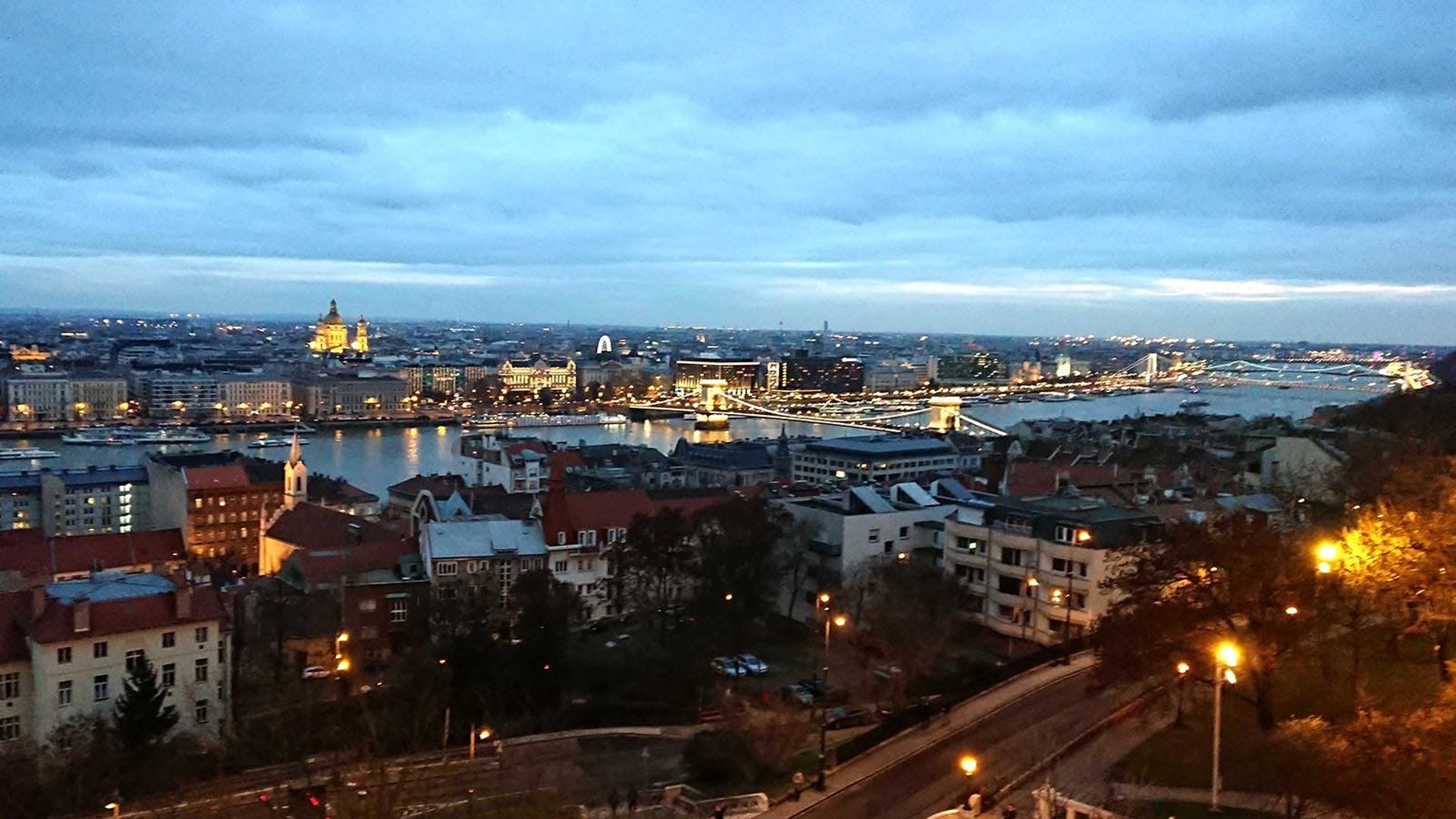 漁人堡的視野真的非常好,是欣賞多瑙河、對岸佩斯、國會大廈、瑪格麗特島、全景的絕佳位置。(作者提供)