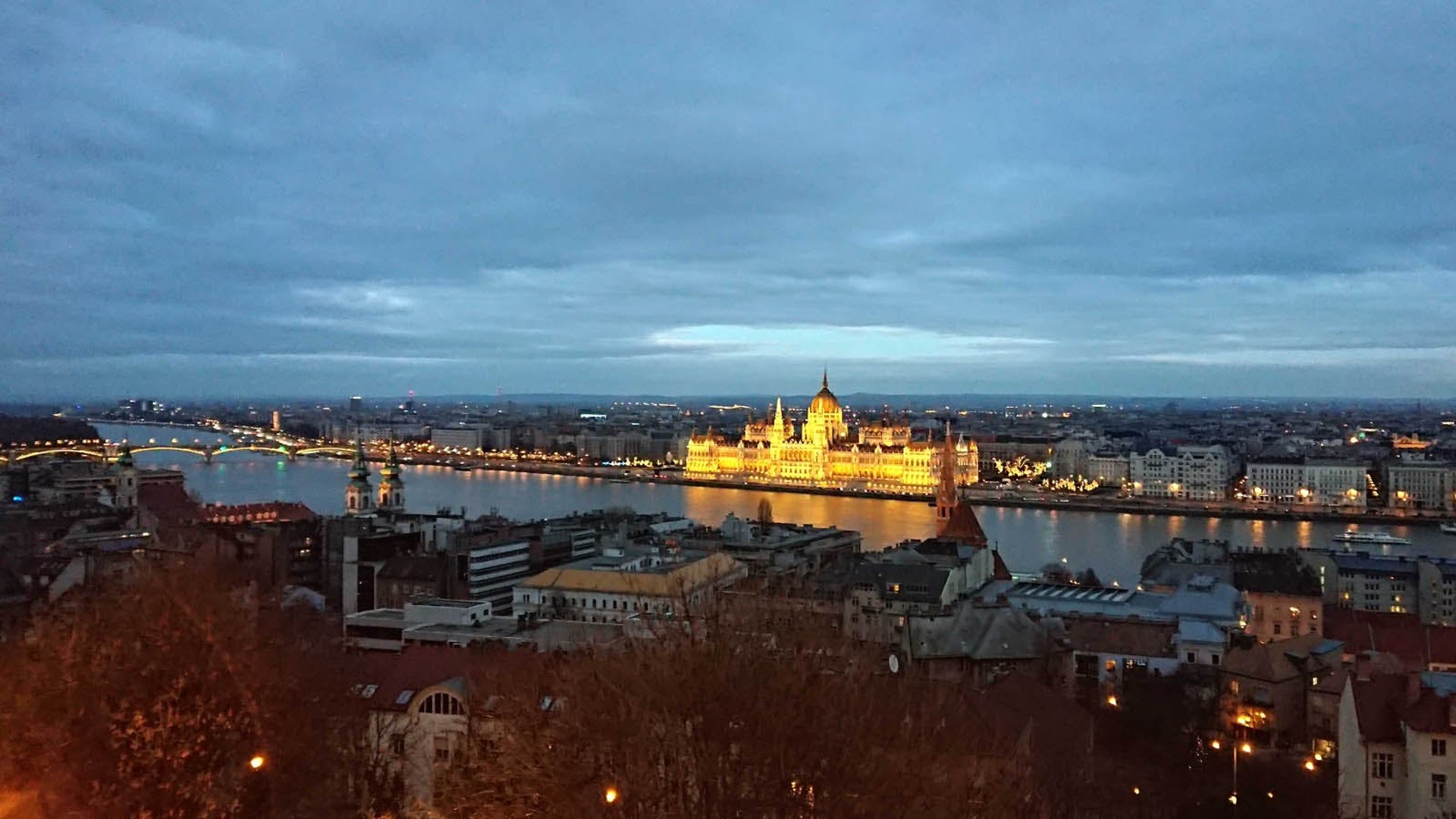 我們在此欣賞日落,黑幕為布達佩斯添上浪漫氣氛。(作者提供)