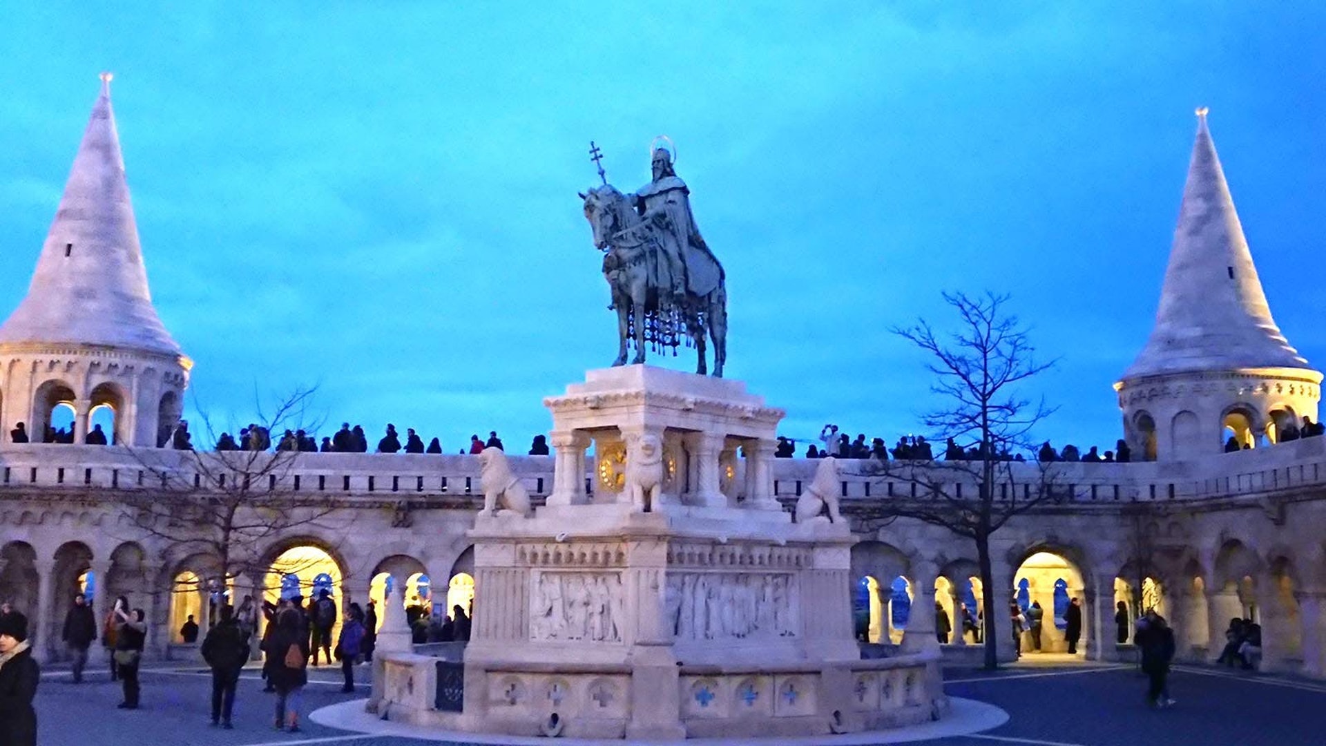 圍在馬加什教堂和漁夫堡中間的是一座伊什特萬一世銅像,他是匈牙利的第一位國王。(作者提供) 圍在馬加什教堂和漁夫堡中間的是一座伊什特萬一世銅像,他是匈牙利的第一位國王。(作者提供)