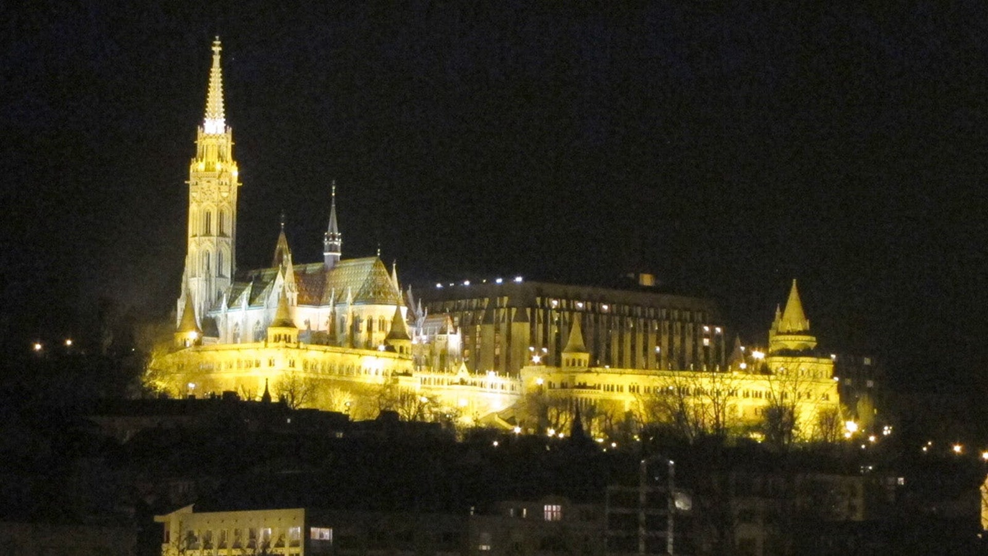 漁人堡從遠處看外觀也差不多就像個宮殿,晚上看是超美的。(作者提供) 漁人堡從遠處看外觀也差不多就像個宮殿,晚上看是超美的。(作者提供)