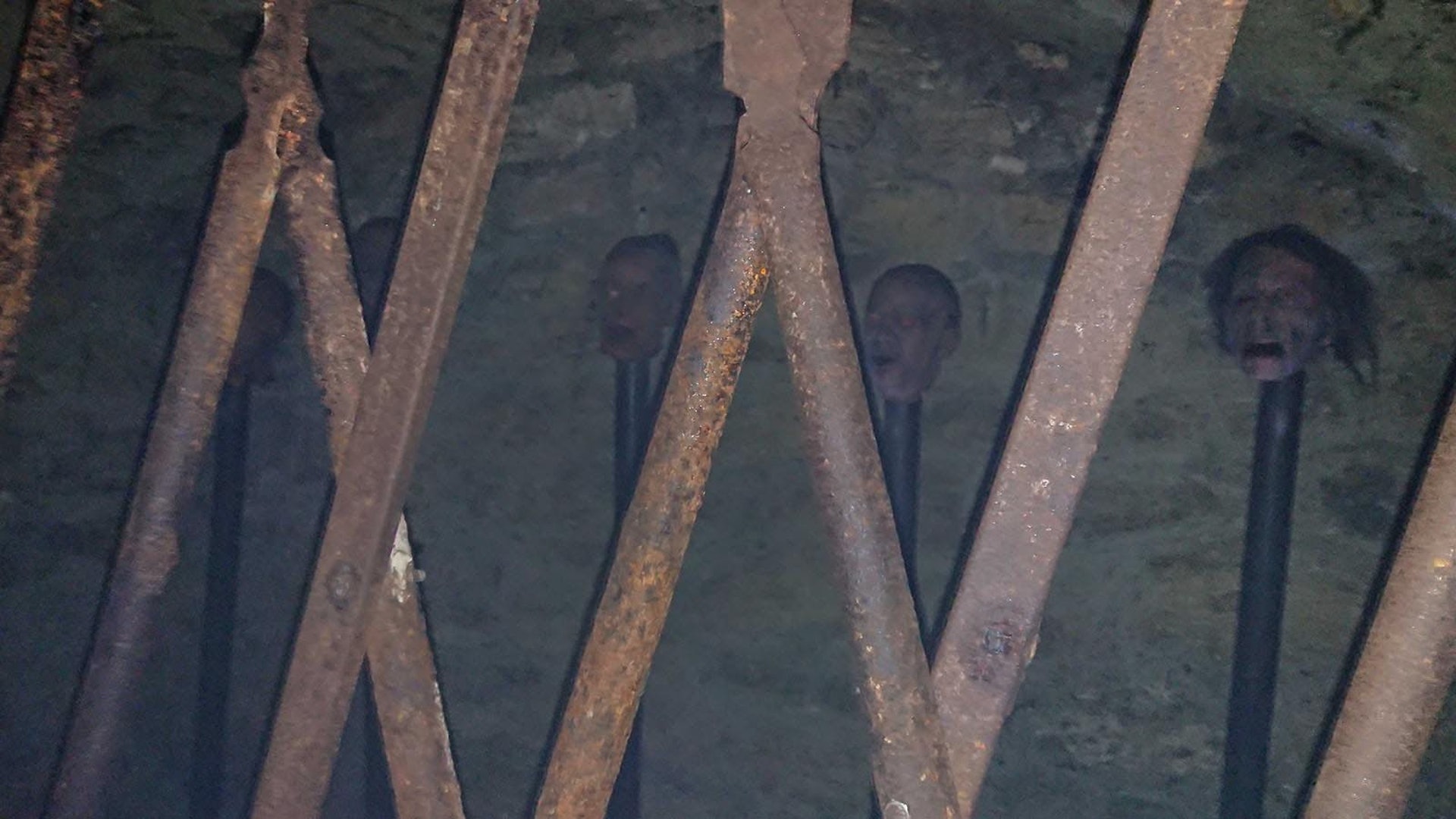 但是在這麼陰森的地窖裏,這些蠟像顯得更加詭異可怕。(作者提供)