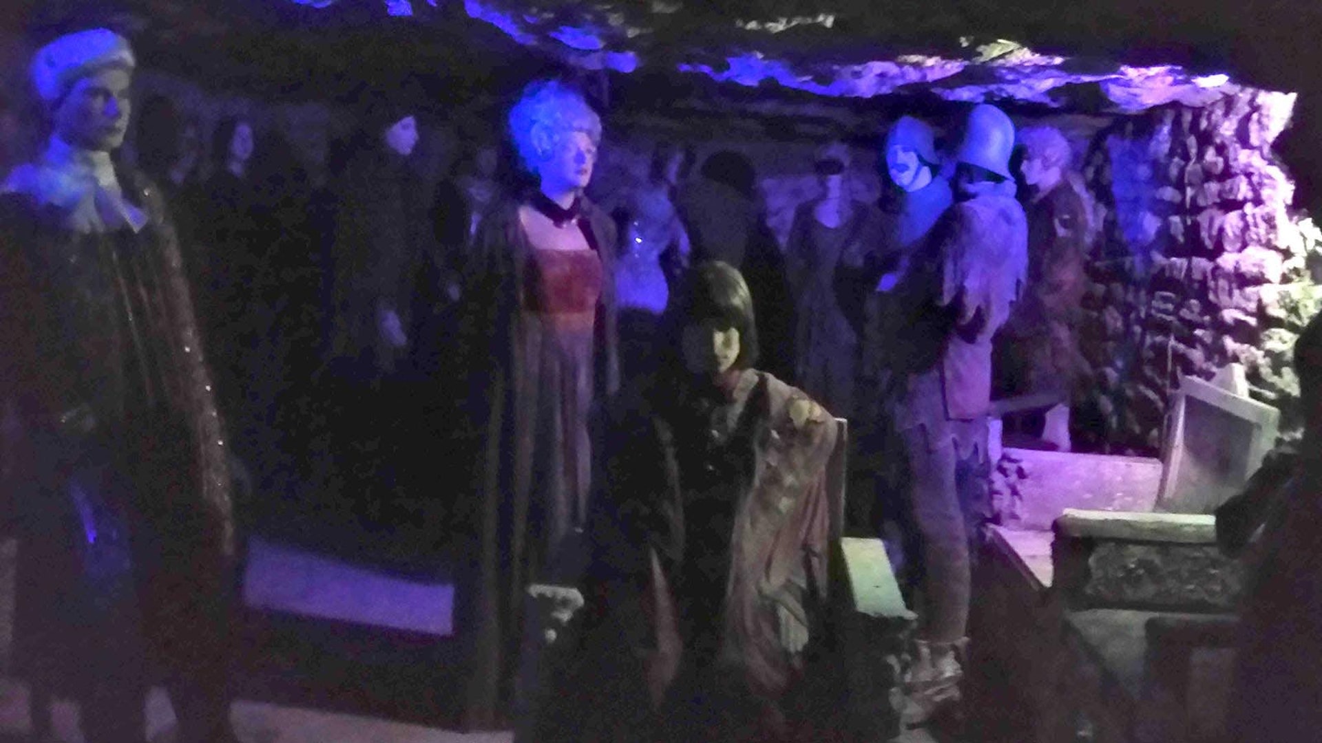 但是在這麼陰森的地窖裏,這些蠟像顯得更加詭異可怕。(作者提供)