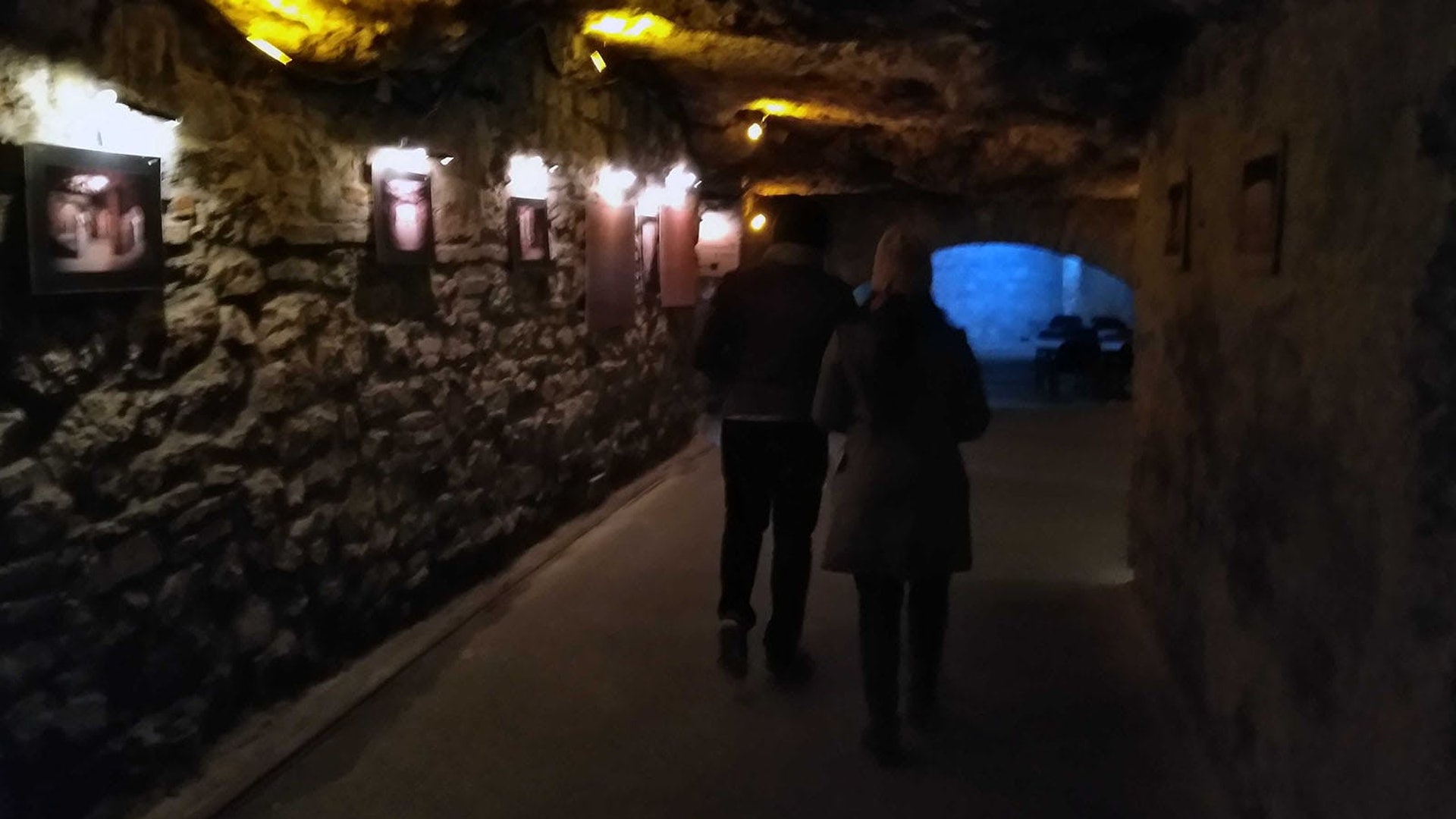 迷宮內真是非常漆黑的地方,我要打開手機才可以看到前方的路。(作者提供)