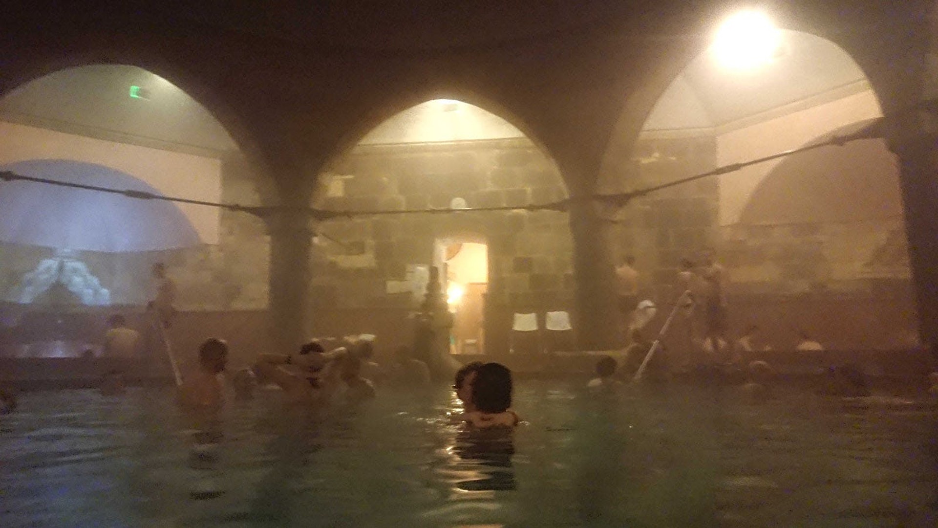 盧達溫泉其中一項最大特色,是模仿中世紀傳統土耳其浴池而建的八角形浴池。(作者提供)