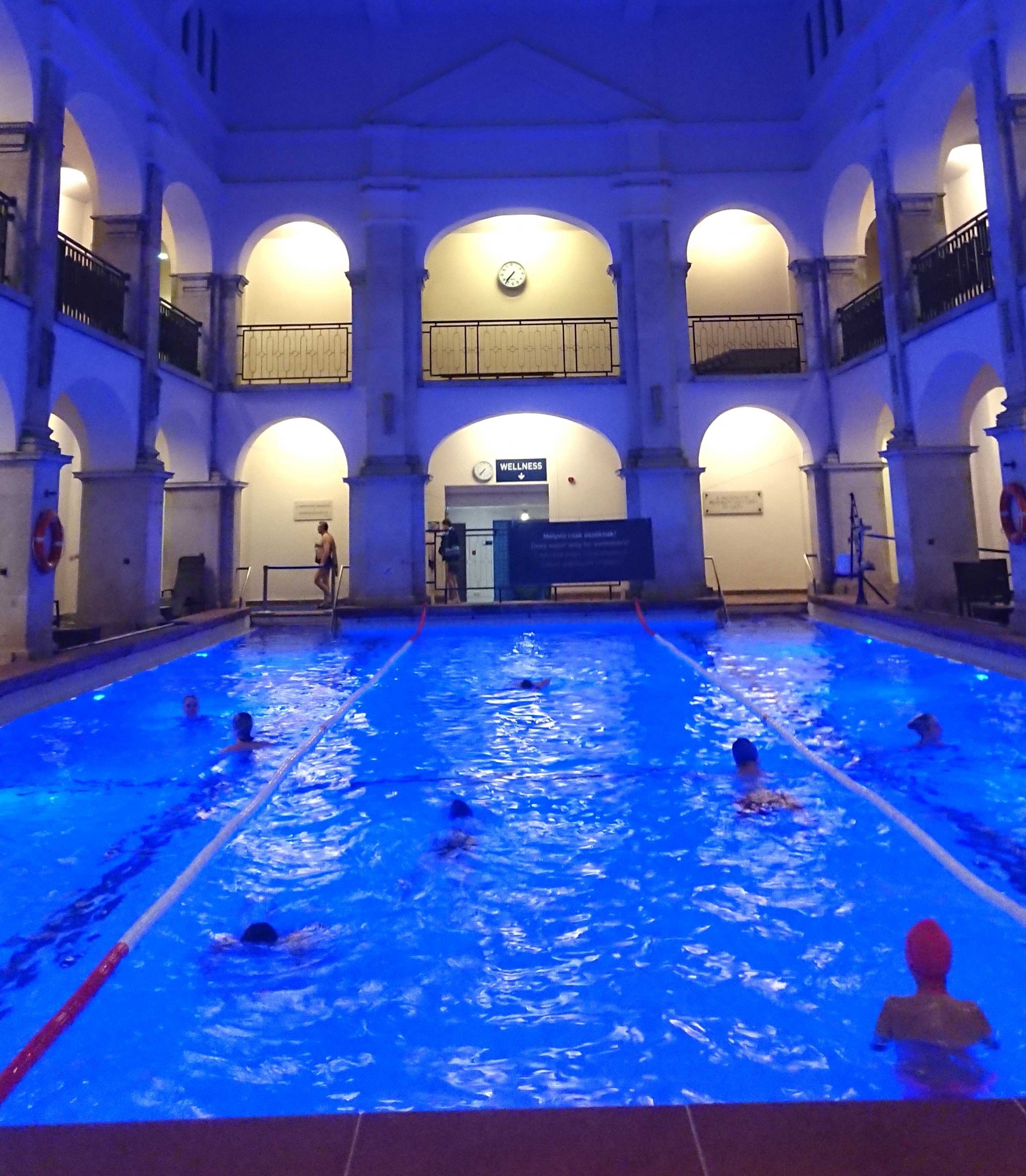 盧達溫泉內還設有溫水遊泳池呢。(作者提供)