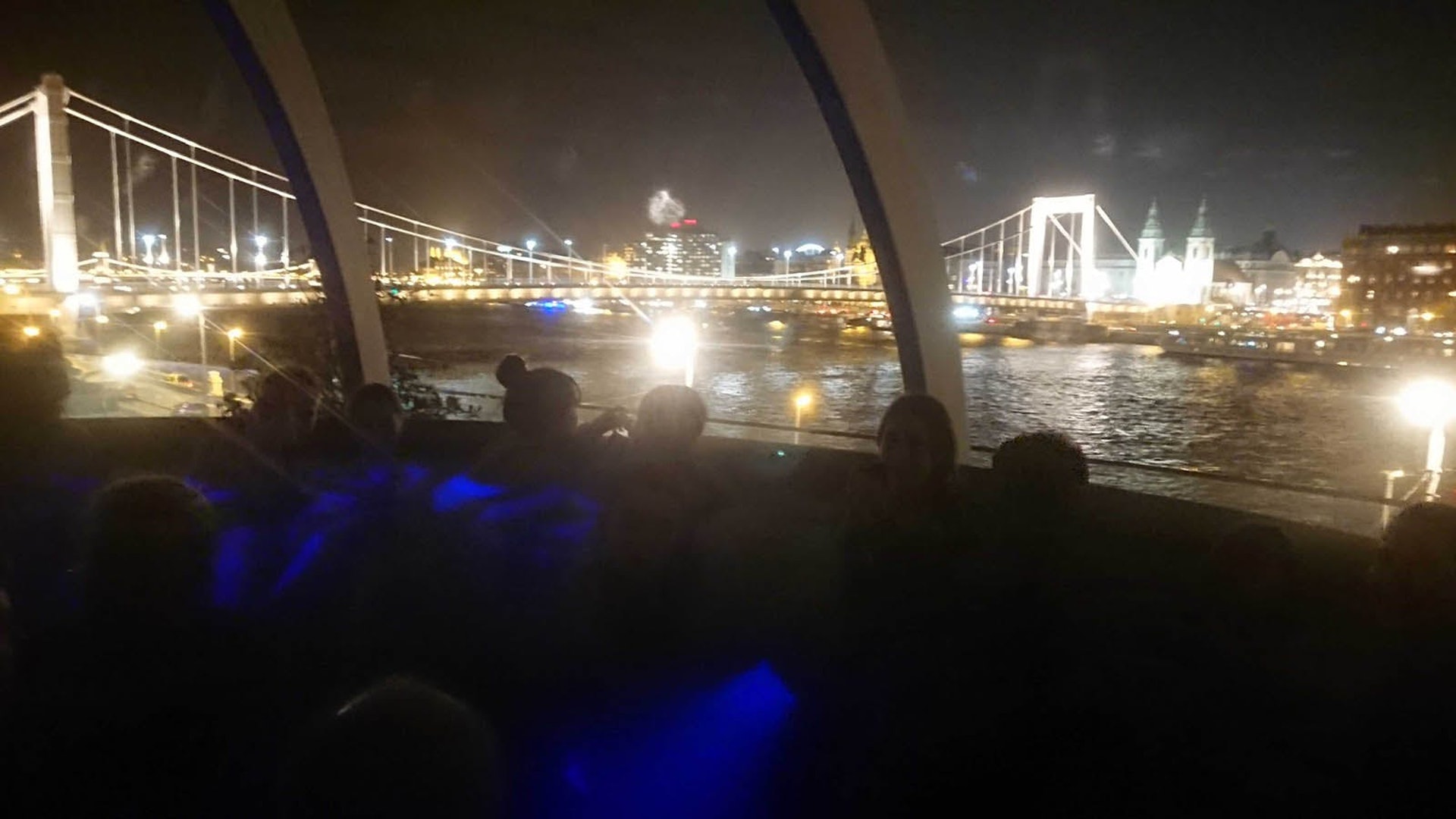在360度的天台露天浴池中,著名的塞切尼鏈橋 (Széchenyi Chain Bridge)就在眼前。(作者提供)
