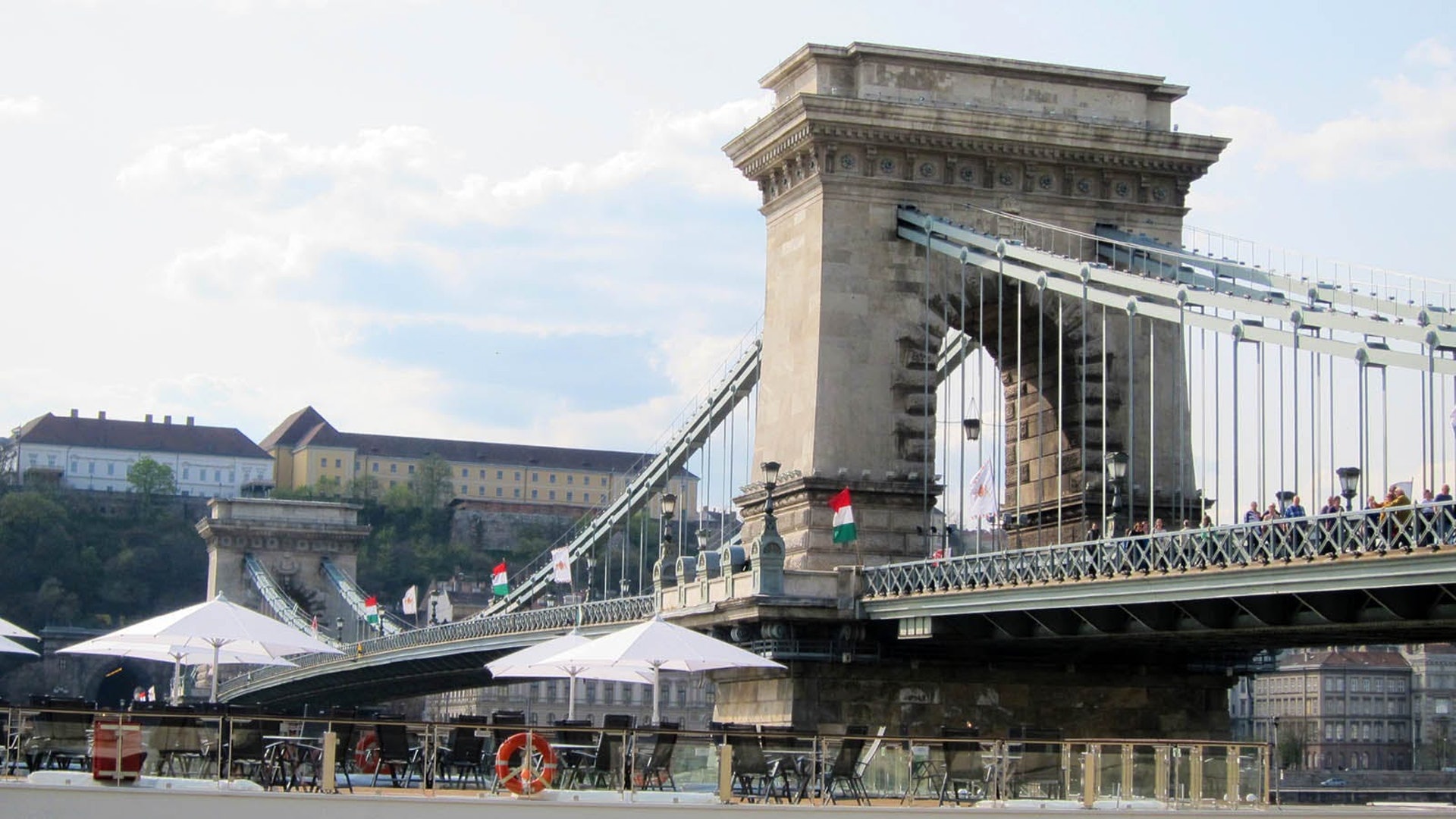 塞切尼鏈橋 (Széchenyi Chain Bridge) 是城內最古老的橋樑,橫跨多瑙河,連接布達佩斯 (Budapest) 兩岸。(作者提供)