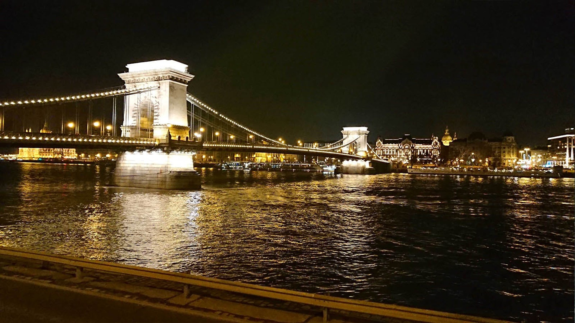 在晚上,大橋的塔樓照亮晚空,顯得格外美麗。(作者提供)