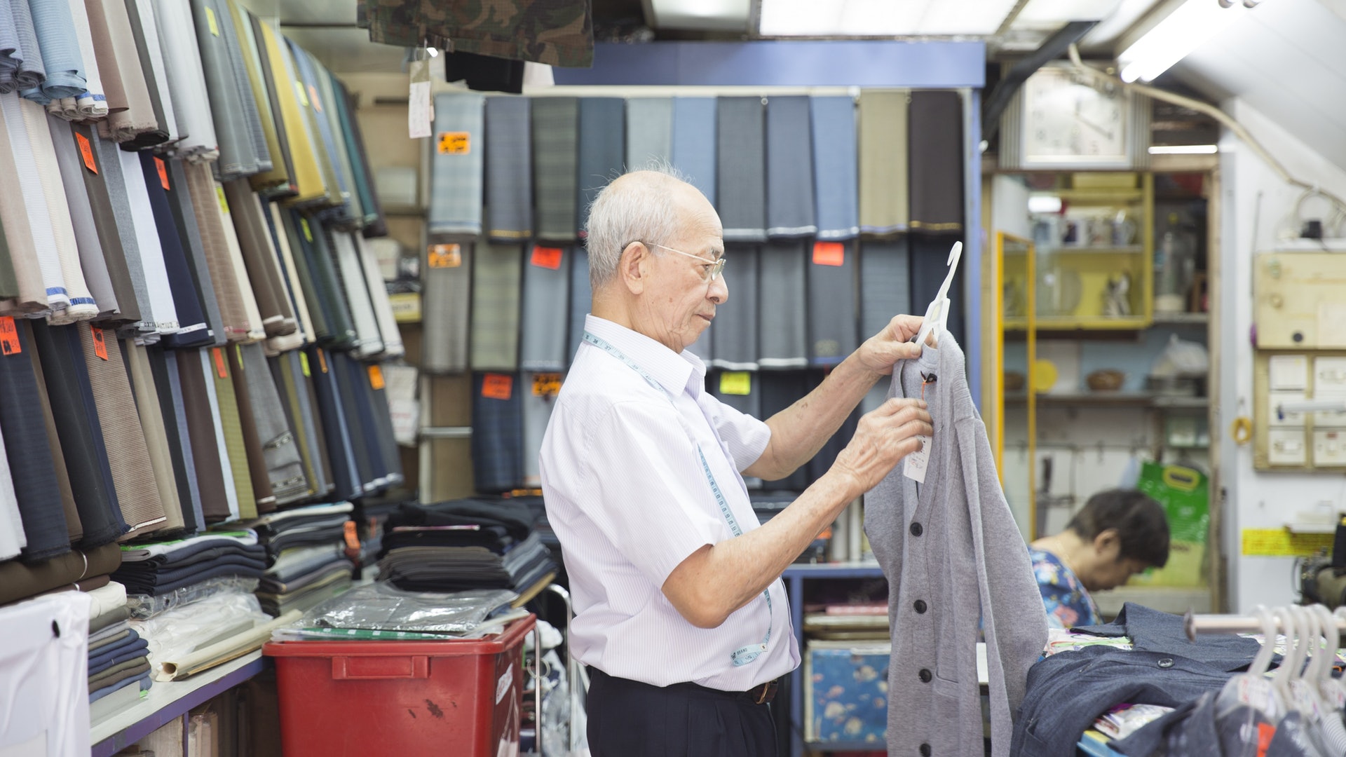 九龍城寨旁洋服店 歷52年屹立不倒見證清拆變遷 九龍城寨旁洋服店 歷52年屹立不倒見證清拆變遷