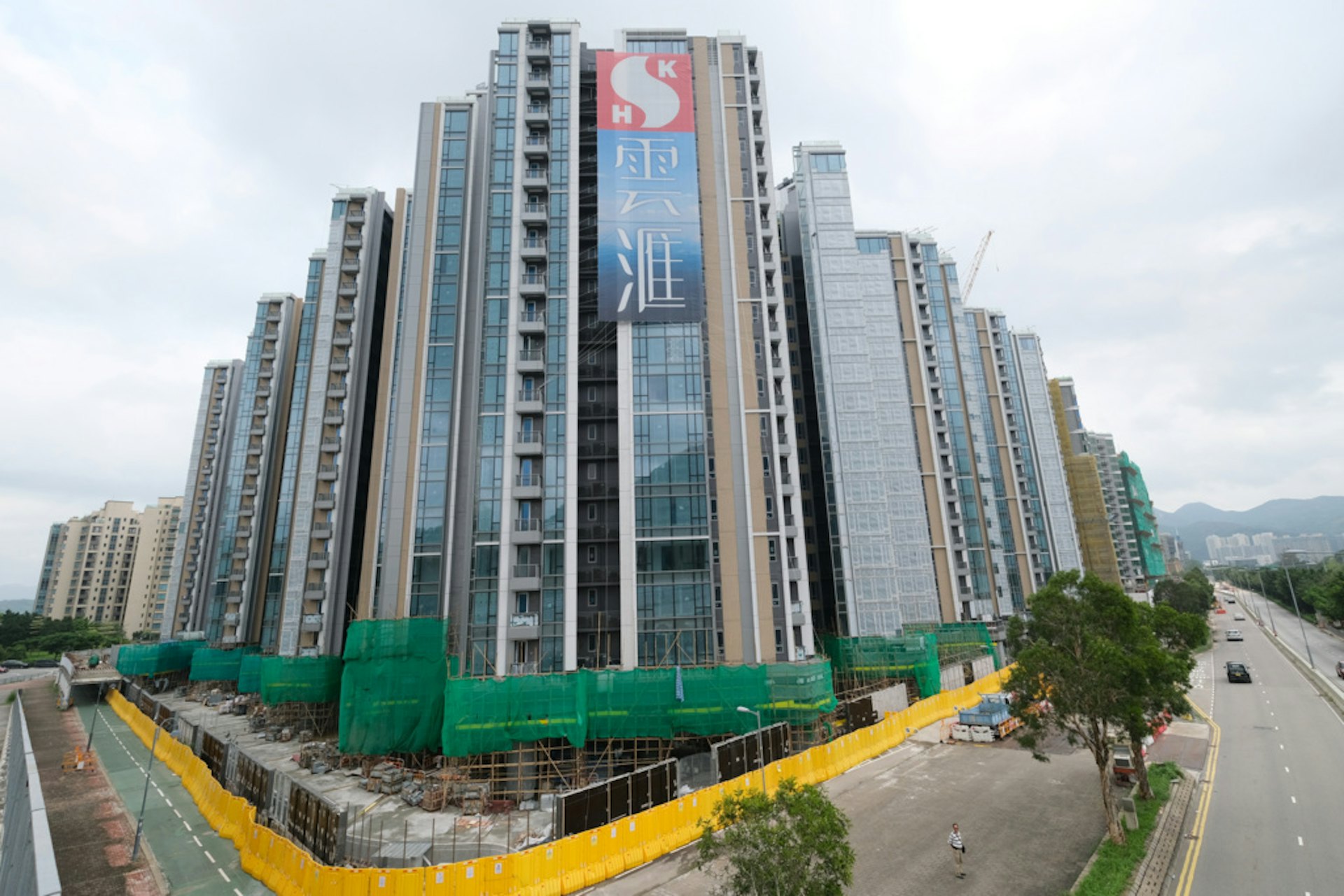 《香港01》審視三個有現金回贈一手樓盤的「成交紀錄冊」,發現發展商利用高額回贈吸客,當中大埔白石角「雲滙」於4月中至底的126個招標出售單位,全部享有現金回贈,幅度最高達樓價的25%。不過,「成交紀錄冊」所示的成交價未扣除回贈,因此遠多於買家實付價錢。(盧翊銘攝) 《香港01》審視三個有現金回贈一手樓盤的「成交紀錄冊」,發現發展商利用高額回贈吸客,當中大埔白石角「雲滙」於4月中至底的126個招標出售單位,全部享有現金回贈,幅度最高達樓價的25%。不過,「成交紀錄冊」所示的成交價未扣除回贈,因此遠多於買家實付價錢。(盧翊銘攝)
