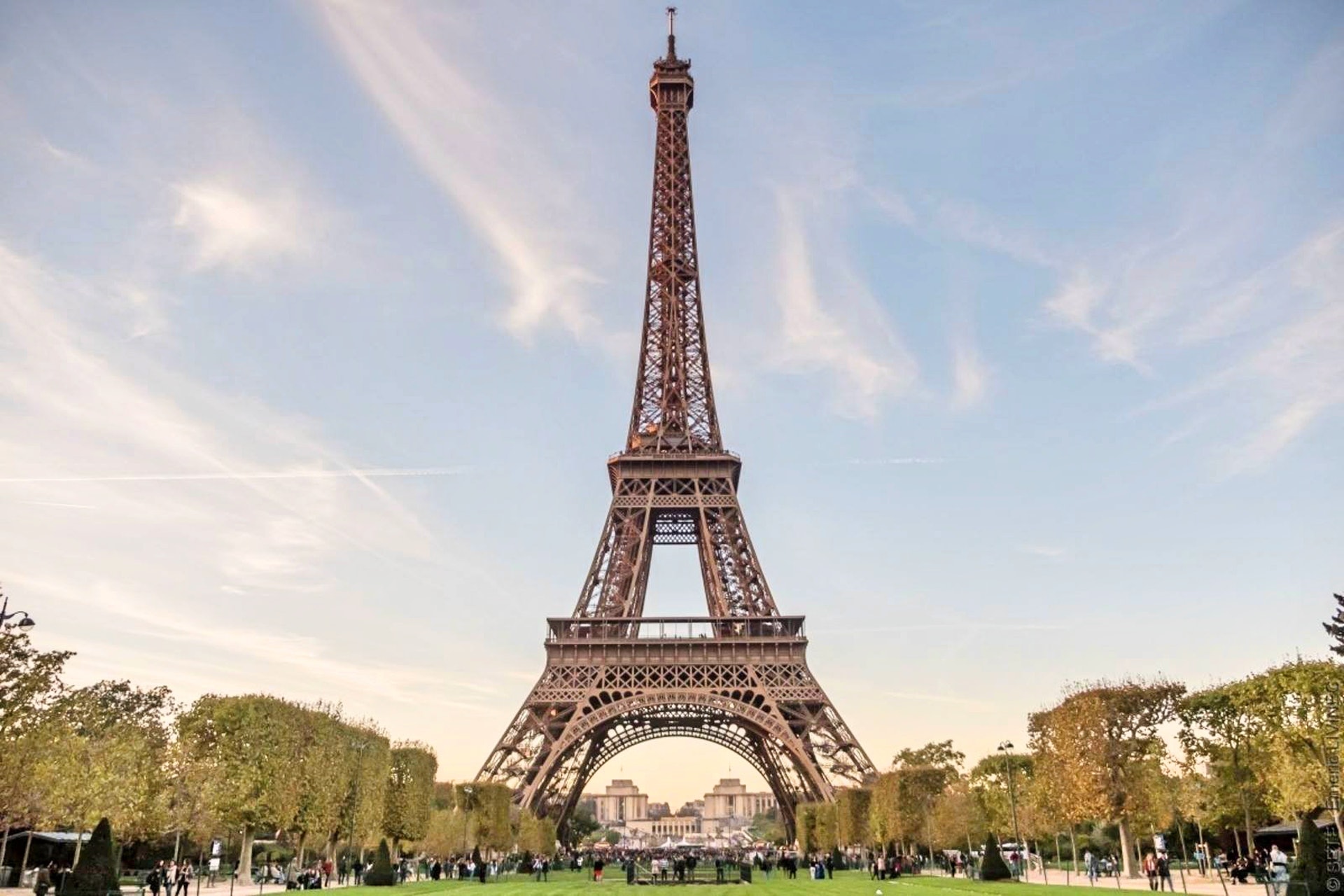 場內將有8層樓高的吹氣巴黎鐵塔。(Facebook@Eiffel Tower) 場內將有8層樓高的吹氣巴黎鐵塔。(Facebook@Eiffel Tower)